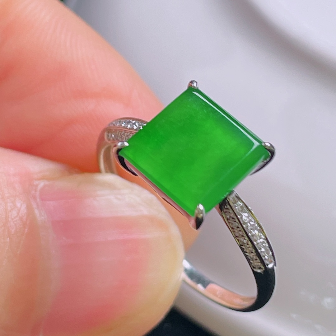 ️冰绿戒指，18k镶嵌，老种起光，细底通透，尺寸：裸石9/9/2mm0921
