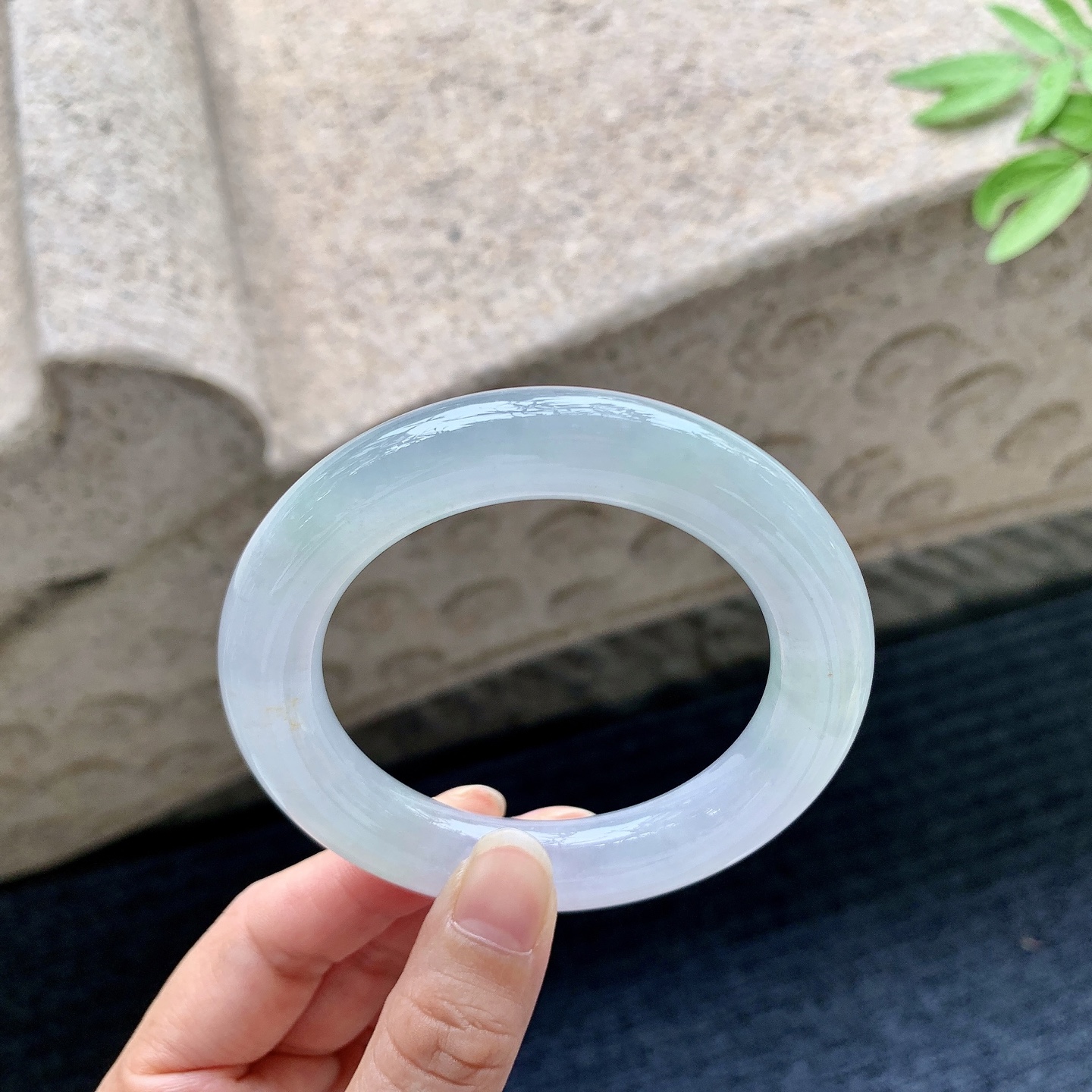 圆条53 54 圈口54.4/11.7/11.8 编码Q5092242 糯冰淡春带彩，水润，种老，细腻，无裂