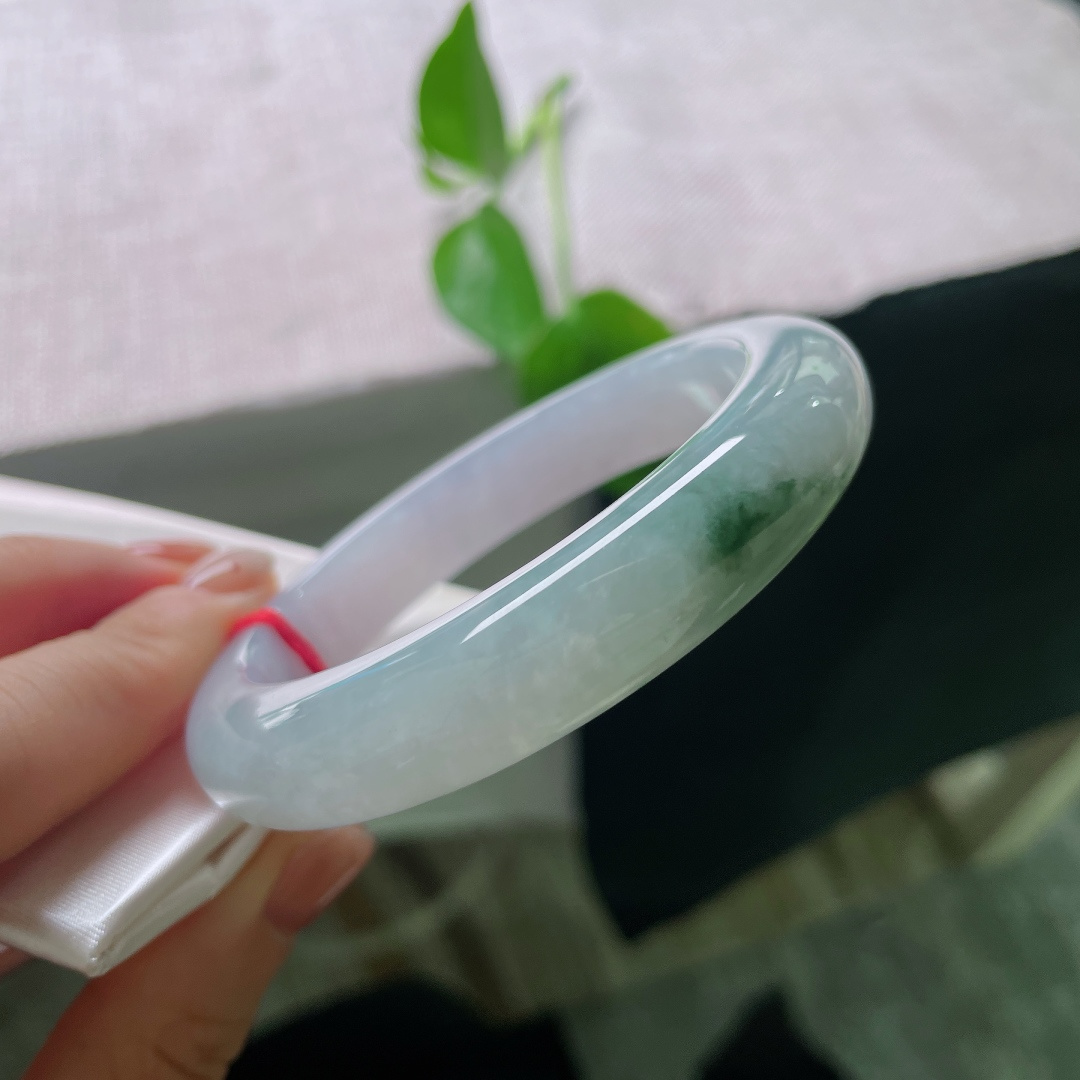 57/12.2/9.6，飘花正圈，晶体纹，素净玉身藏一抹青花，腕间清浅，静自生韵。ss59685a