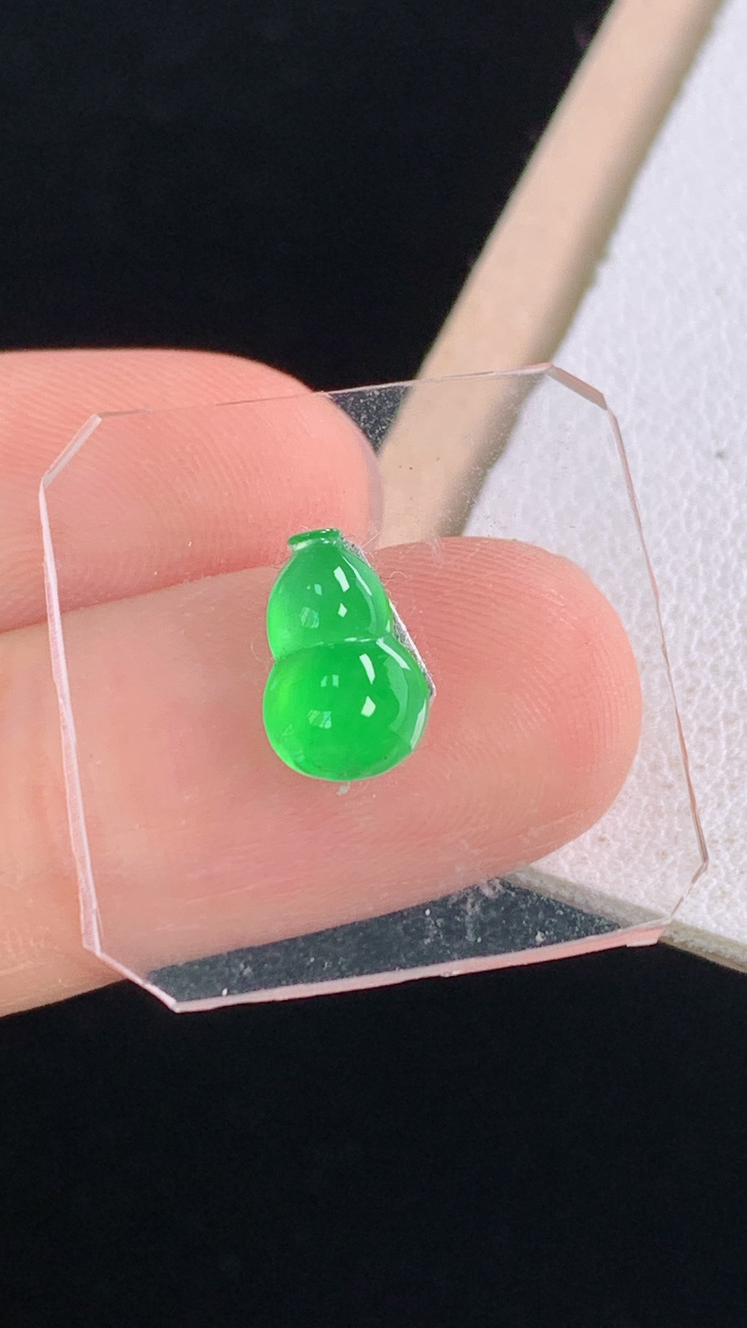 冰绿葫芦，一刀切，色泽漂亮，胶感十足，无裂，尺寸:8.9-5.9-3.3mm 17