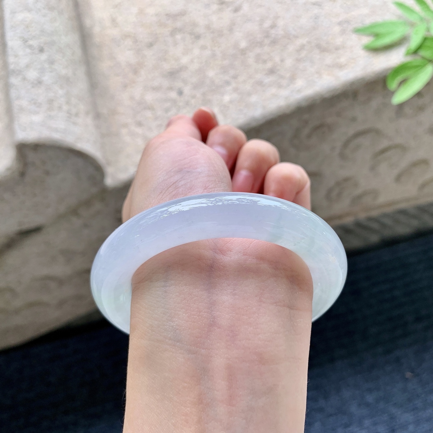 圆条53 54 圈口54.4/11.7/11.8 编码Q5092242 糯冰淡春带彩，水润，种老，细腻，无裂