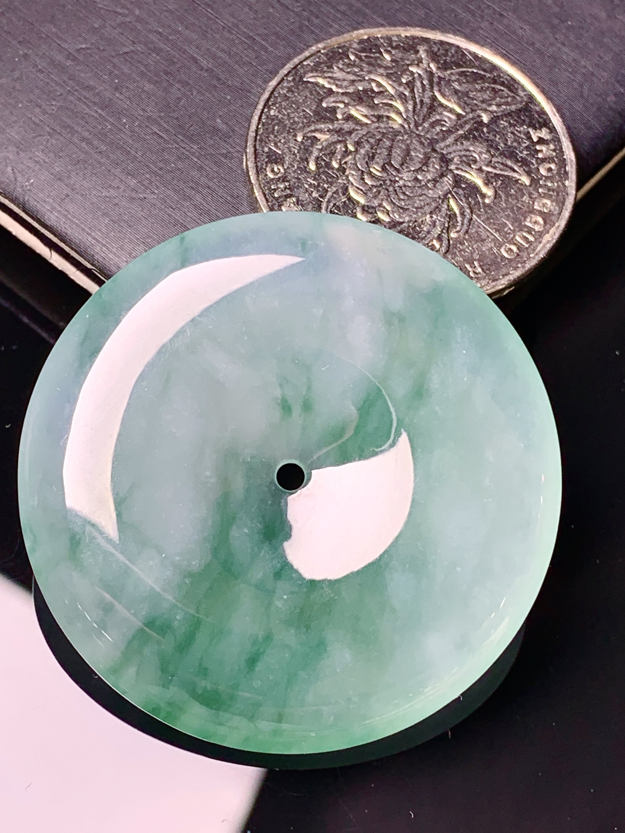 飘绿平安扣吊坠 玉质细腻 色泽艳丽清新 水润亮眼 整体尺寸37.5*5.8 d1