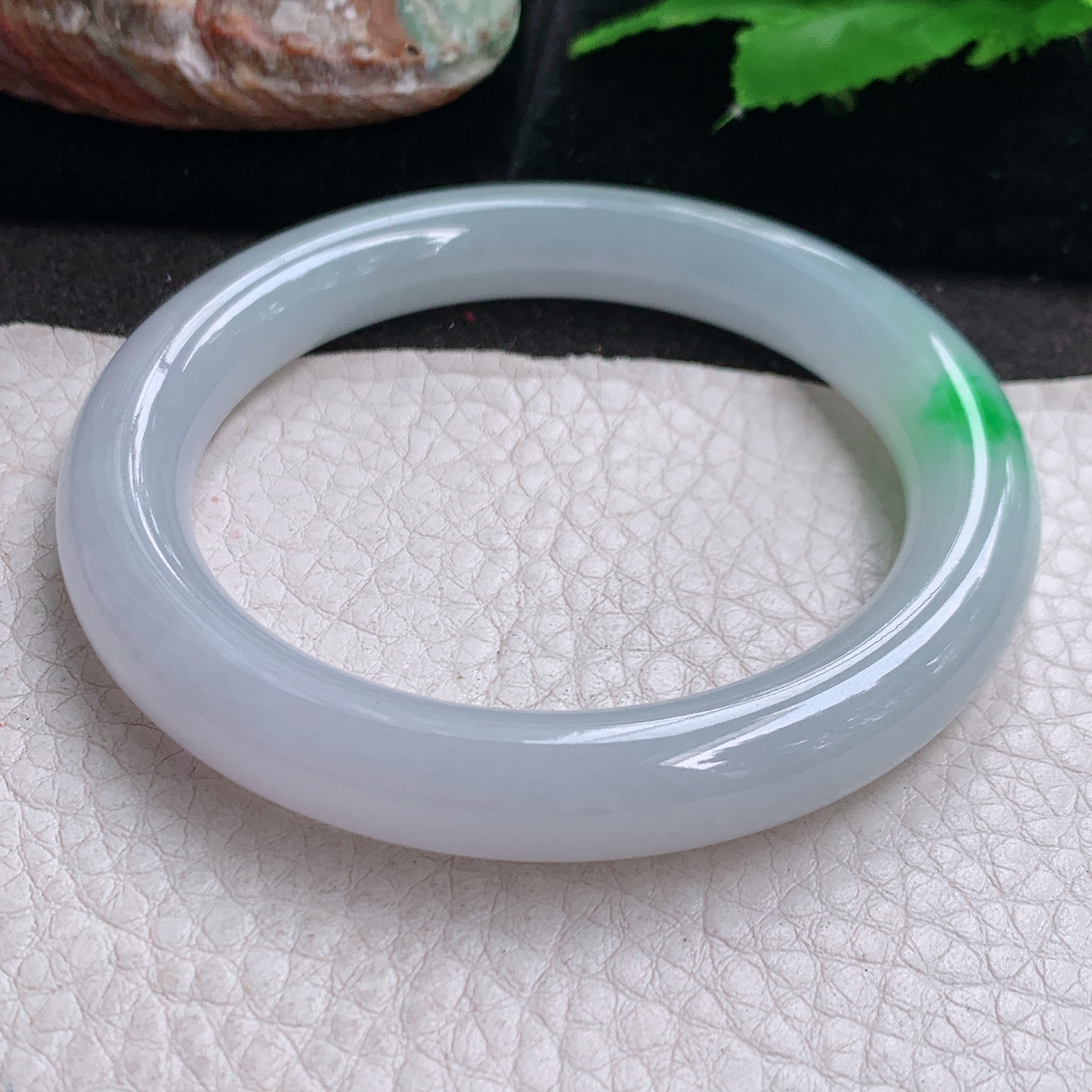 xo自然光55*9.7白底青镯 缅甸翡翠a货高品质飘阳绿圆条玉手镯