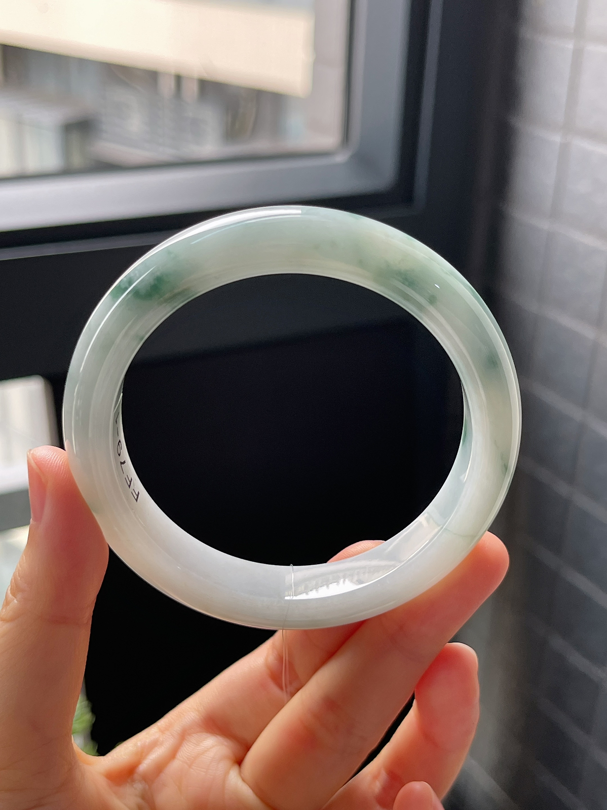正圈57圈口，翡翠糯化种飘绿手镯