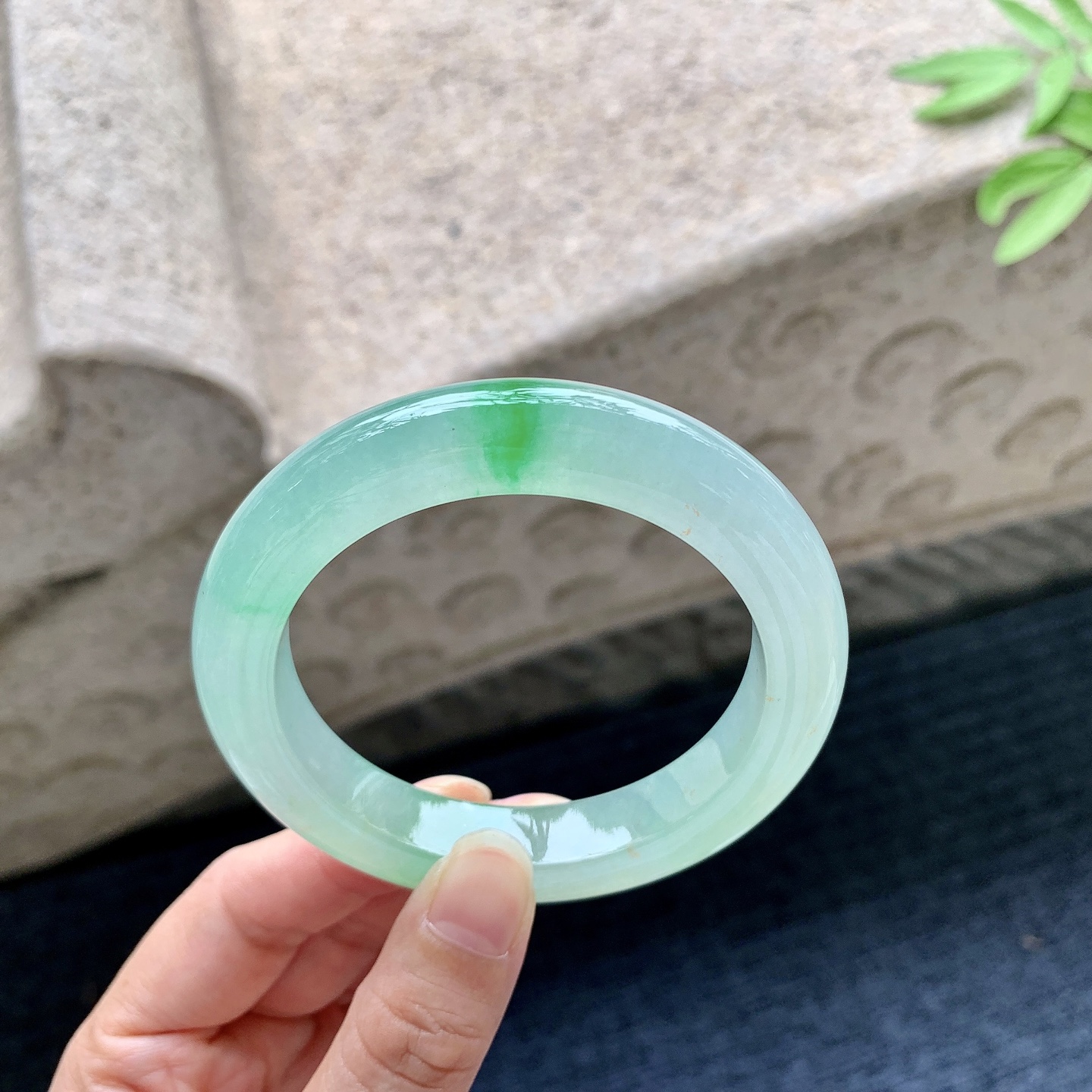正圈54 55 圈口55.7/11.3/10 编码J1092211 糯冰飘绿，水润，种老，细腻，打灯有絮线