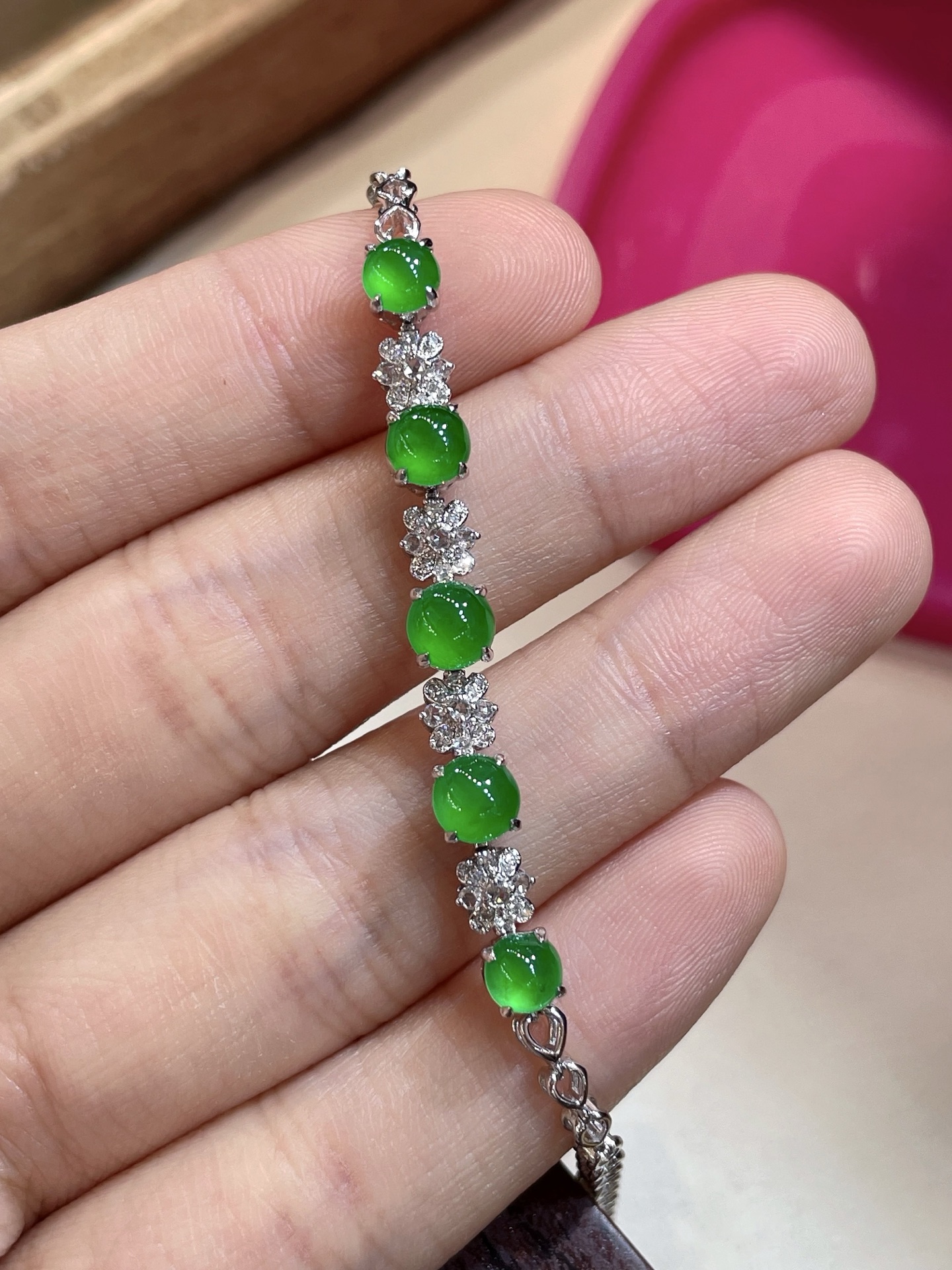 ️，冰种底阳绿翡翠蛋面手链 冰透透水嘟嘟，胶感十足，种水 一种清新的感觉，起荧光 性比超高，5-5-3