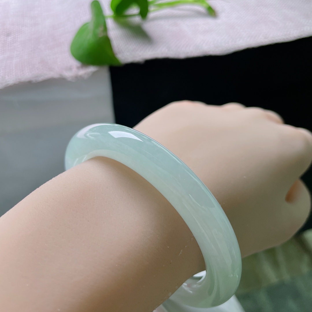 55.6/10，冰种圆条，通体莹润泛淡青柔光，素净通透，自带清逸温婉气质，上手清爽百搭，无裂。ss59694a