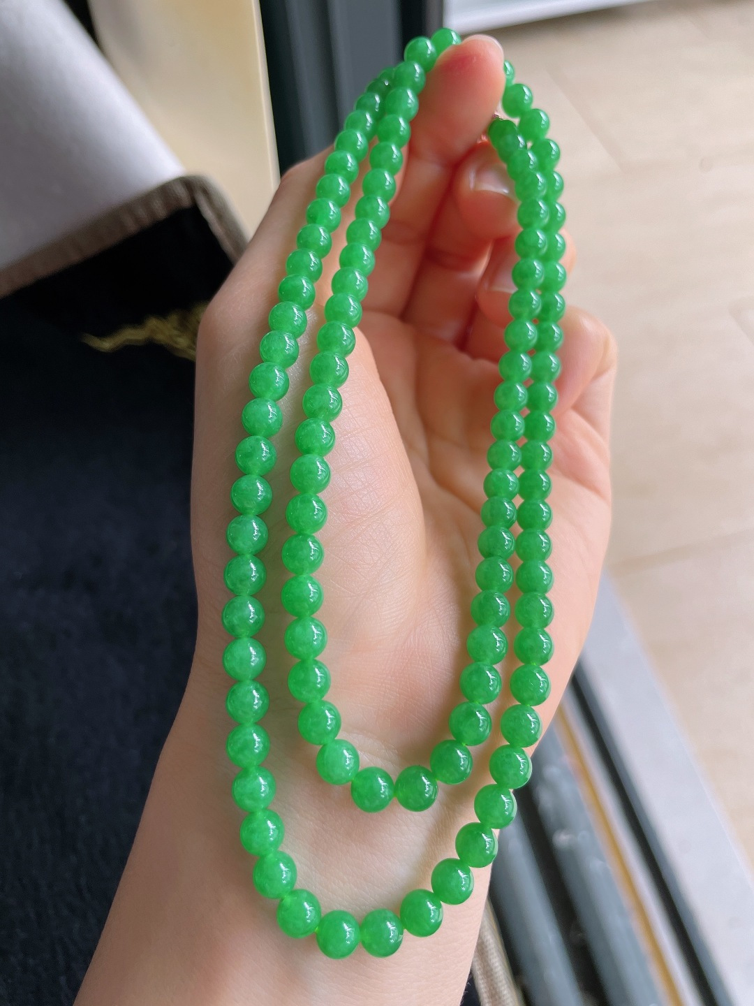 缅甸天然翡翠A货，冰满绿项链，尺寸：5.6mm106颗。【编3411】