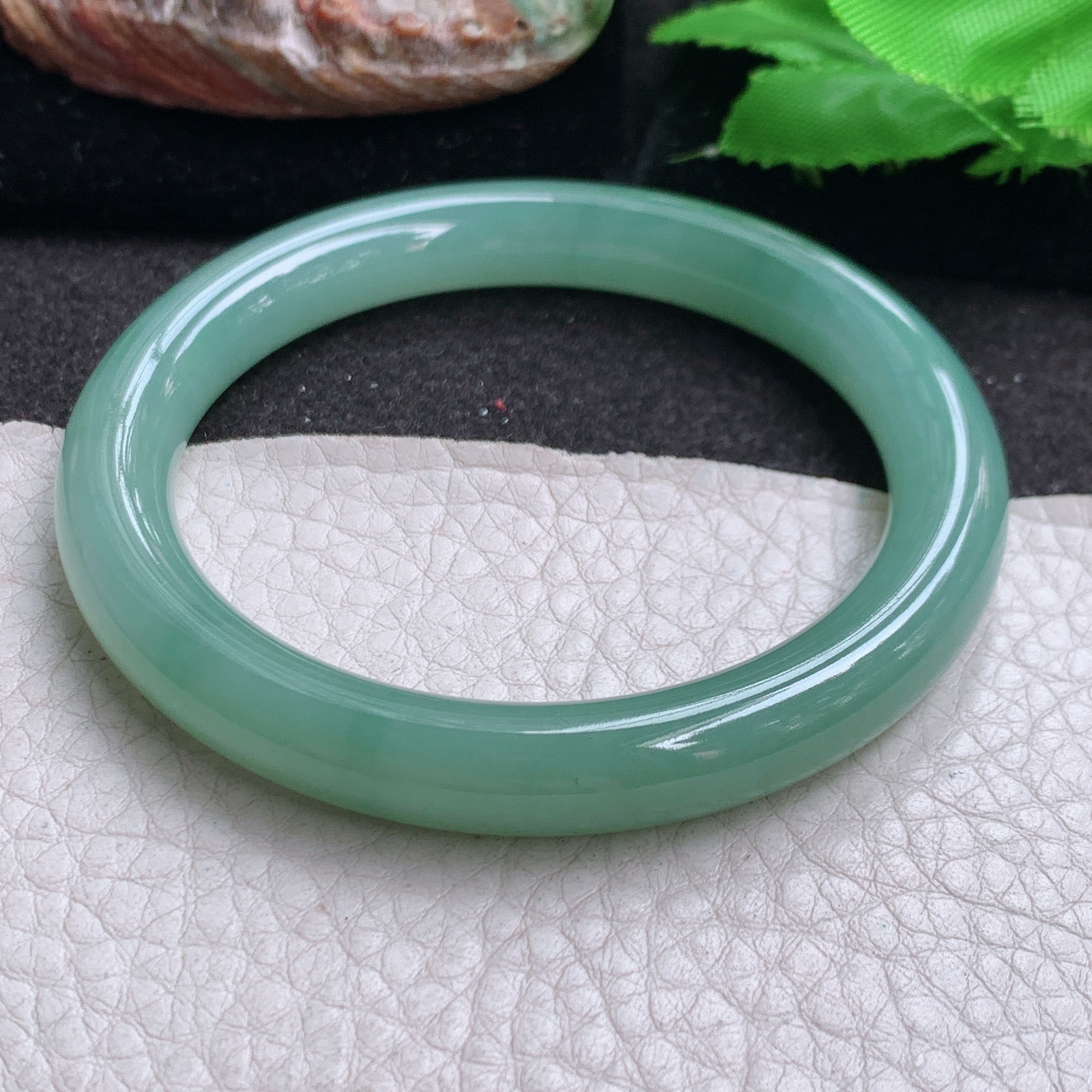 n自然光53.5*8.8*8.6叮当镯 缅甸翡翠a货高品质冰油绿圆条玉手镯