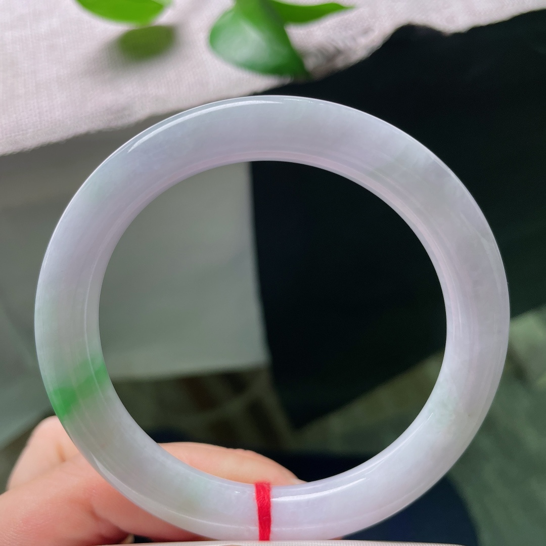 57.8/10，春彩圆条，一点皮纹，紫底清透柔和，一抹翠色点睛，种水通透，上手雅致显韵味。ss59445a