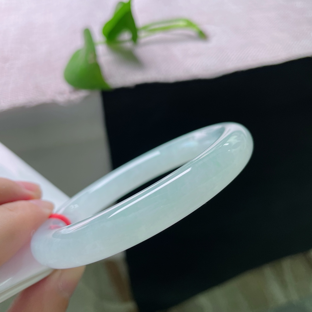 55.6/10，冰种圆条，通体莹润泛淡青柔光，素净通透，自带清逸温婉气质，上手清爽百搭，无裂。ss59694a