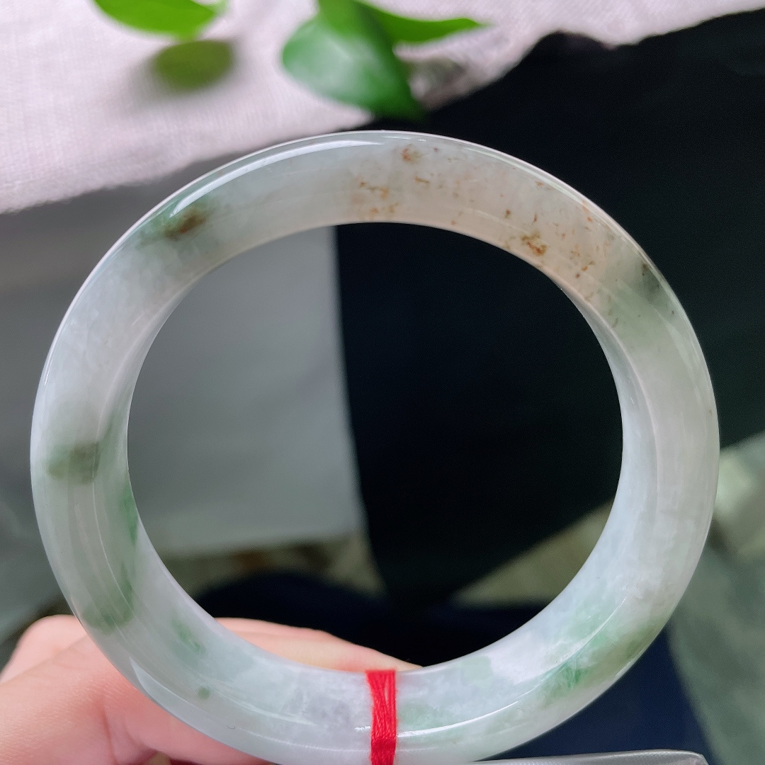 57.1/12.7/8.2，飘花正圈，有裂，洒金，糯冰底水头在线，深浅绿花漫布镯身，每一处花色都是天