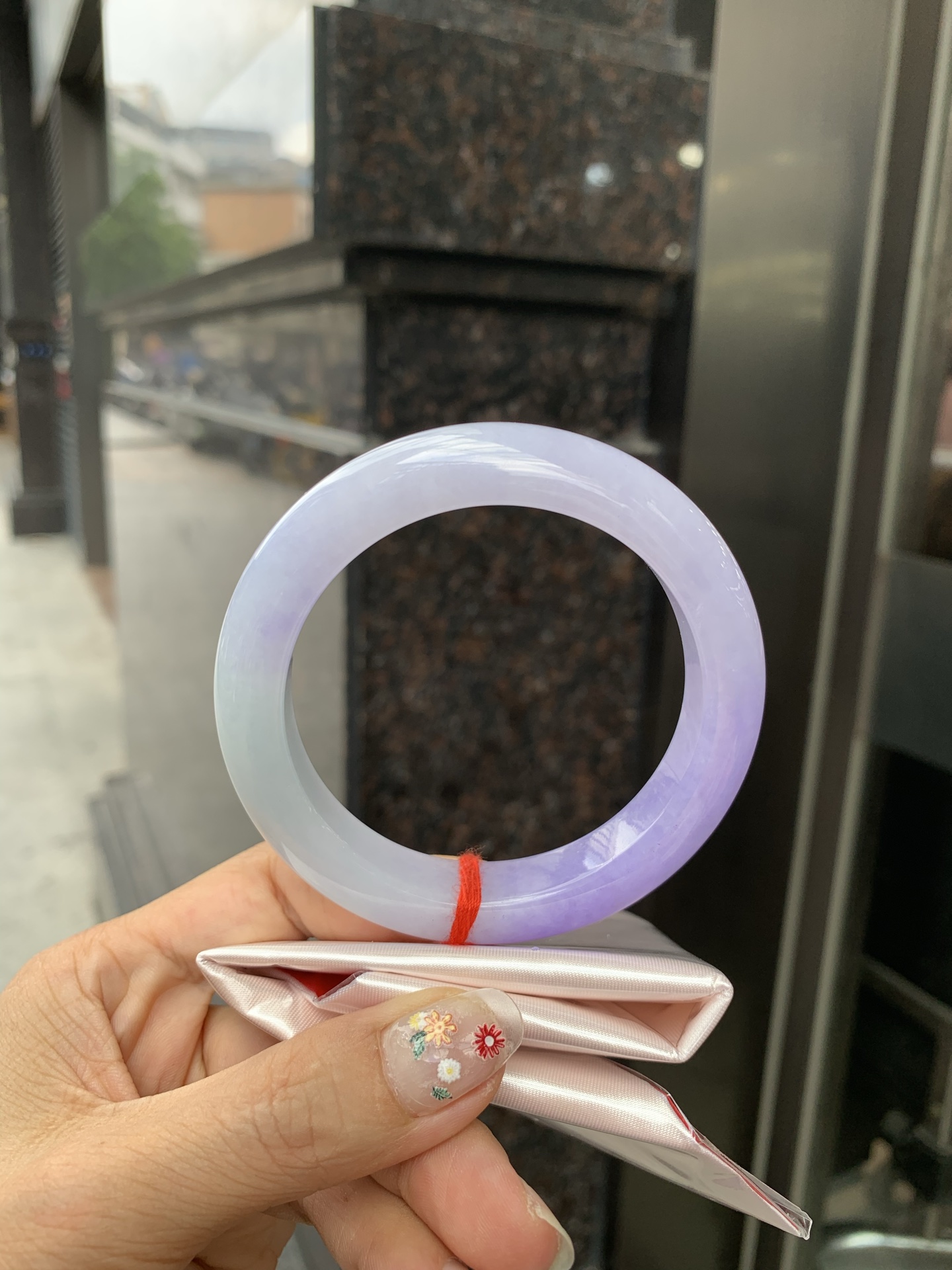 浓紫春彩正圈 60-9.9-12.7 0522-N792 打灯细纹，烟雨入春俏，彩祥出云端，一抹淡果绿色碰上浓妆艳抹妖紫，像是融化了春天，所有美好交织在一起，上手贵气显眼