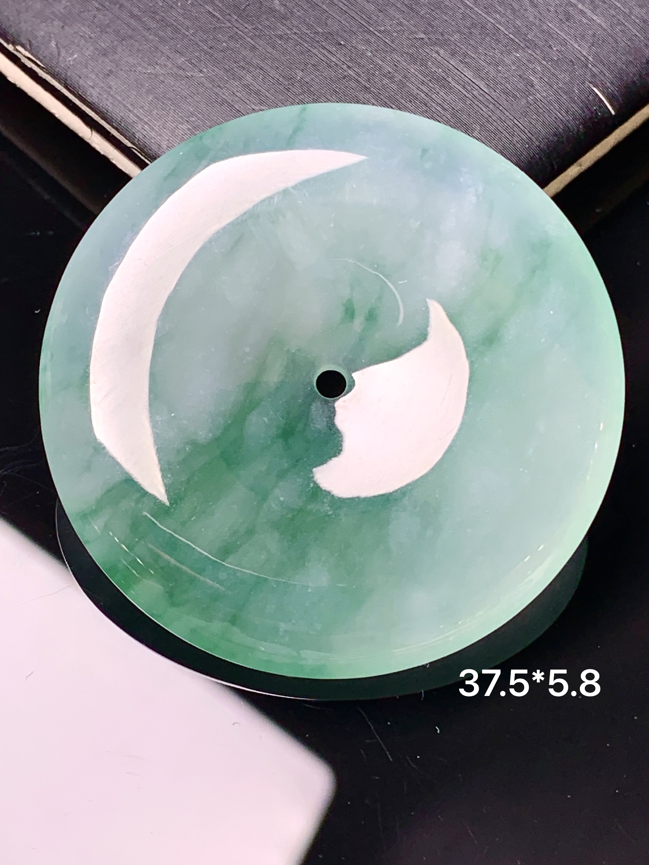 飘绿平安扣吊坠 玉质细腻 色泽艳丽清新 水润亮眼 整体尺寸37.5*5.8 d1