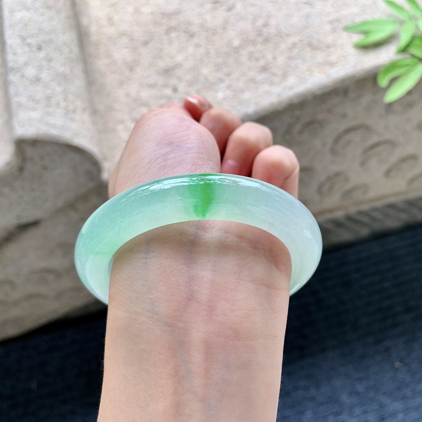 正圈54 55 圈口55.7/11.3/10 编码J1092211 糯冰飘绿，水润，种老，细腻，打灯有絮线