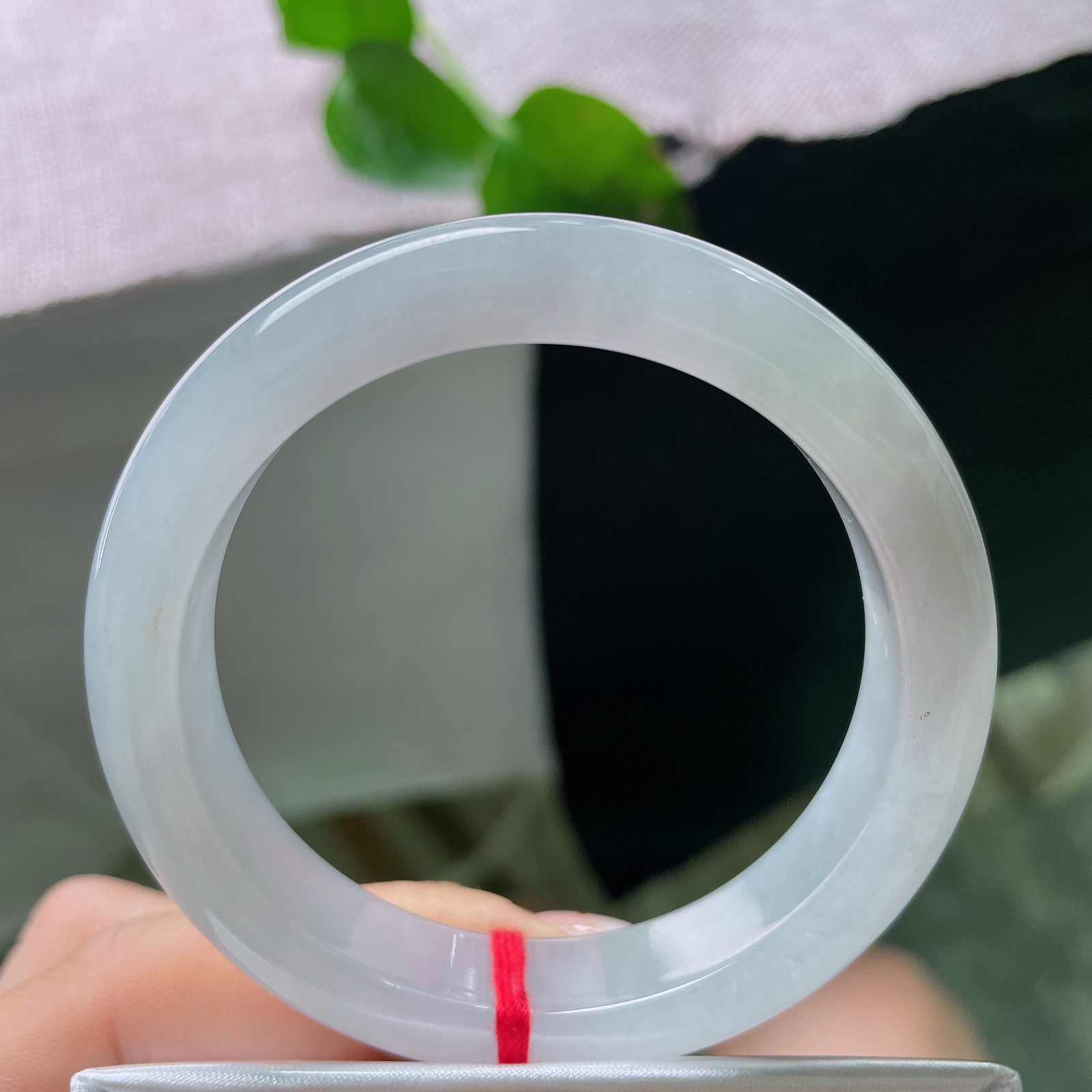 53.4/12/8.3，淡绿正圈，肉细种老，干净清爽，佩戴简约大方，有纹，56305a