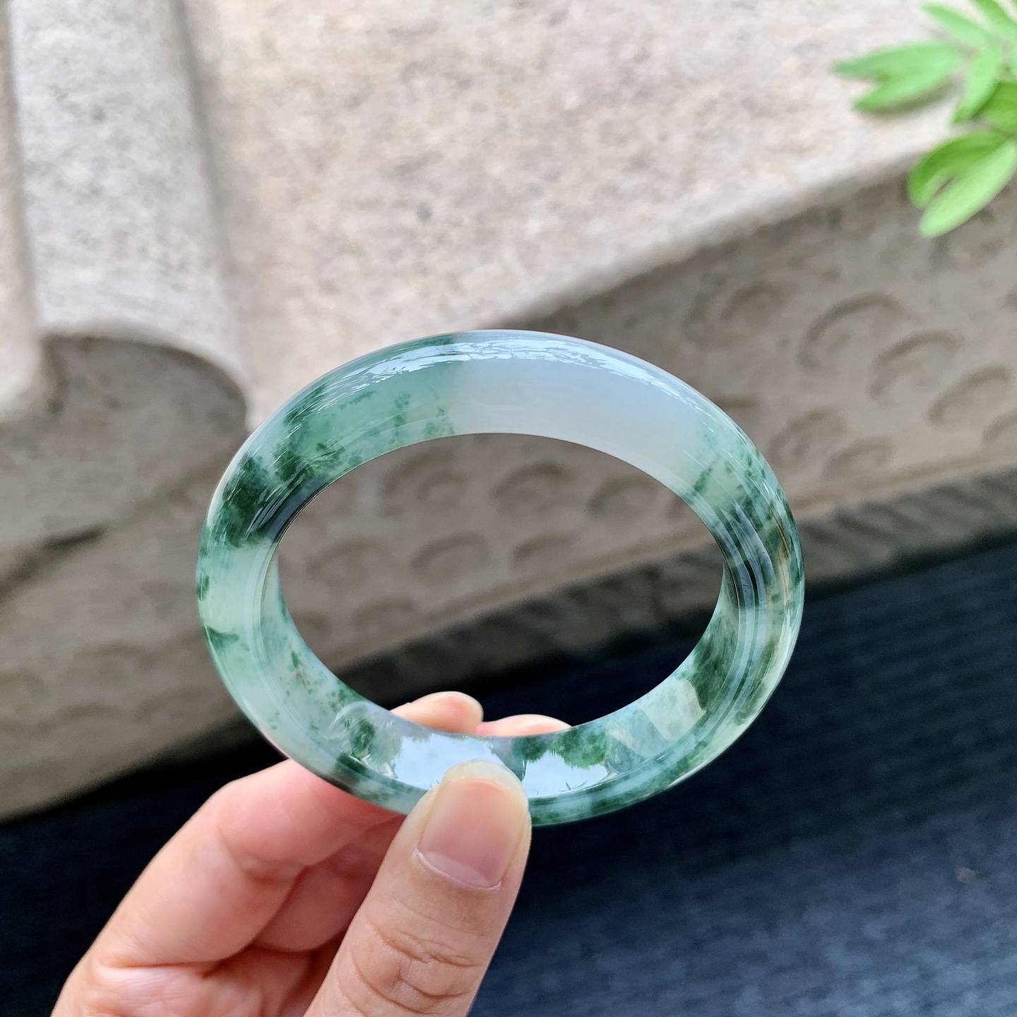 正圈51 52 圈口52.8/12/8.3 编码WW092236 糯冰飘绿花，水润，种老，细腻，打灯有絮线