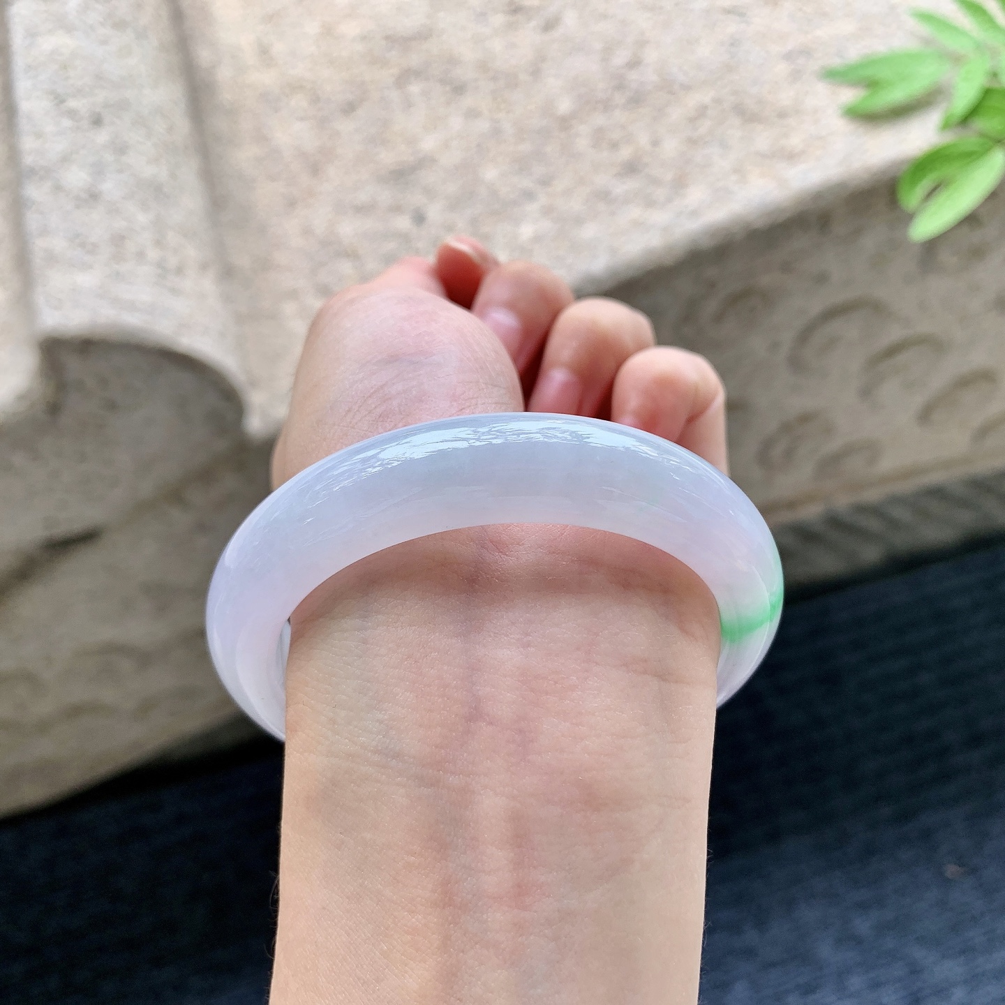 正圈55 56 圈口56.8/12.7/8.7 编码WW092233 春彩，水润，种老，细腻，打灯有絮线