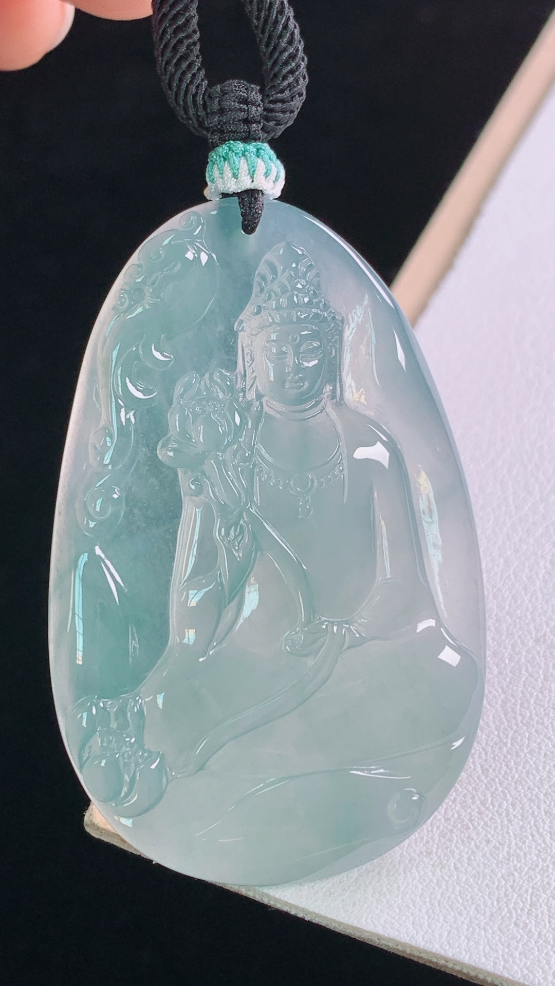 冰蓝大势至观音，色泽淡雅，清透起光，无裂，尺寸:52.4-33.3-4.9mm 17