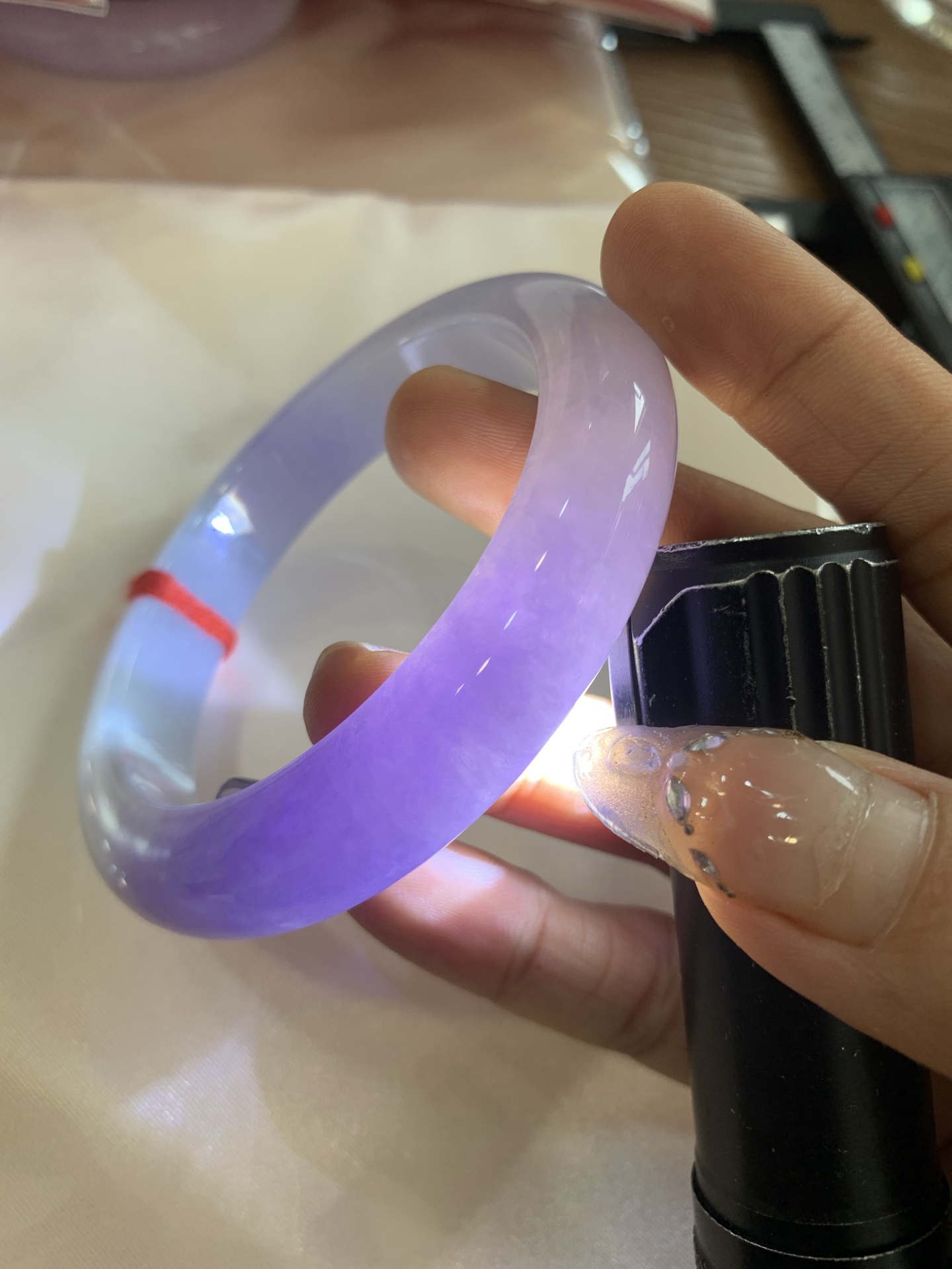 浓紫春彩正圈 60-9.9-12.7 0522-N792 打灯细纹，烟雨入春俏，彩祥出云端，一抹淡果绿色碰上浓妆艳抹妖紫，像是融化了春天，所有美好交织在一起，上手贵气显眼