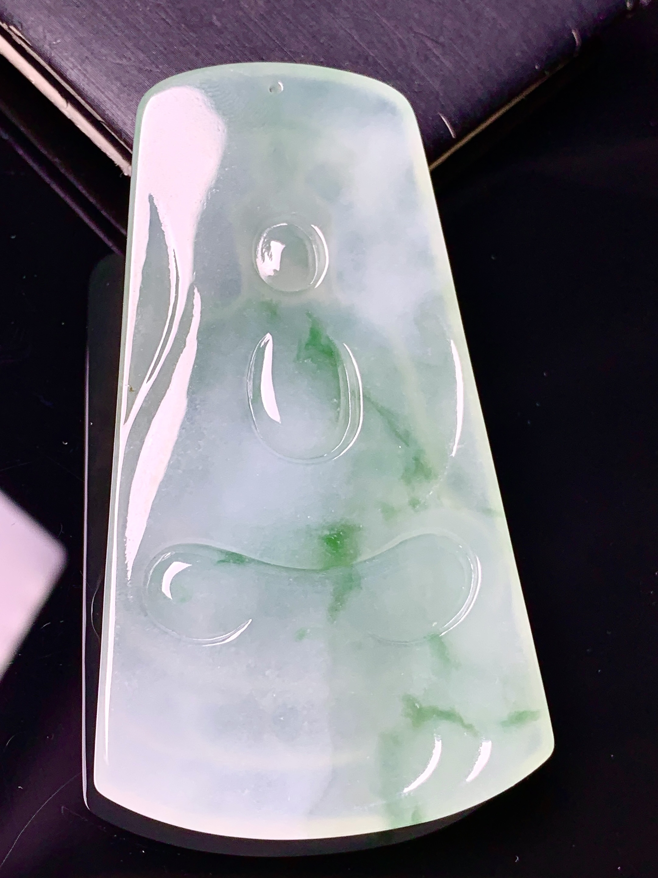 飘绿观音菩萨吊坠 玉质细腻 色泽艳丽清新 水润亮眼 整体尺寸66.2*37.6*5.8 d1