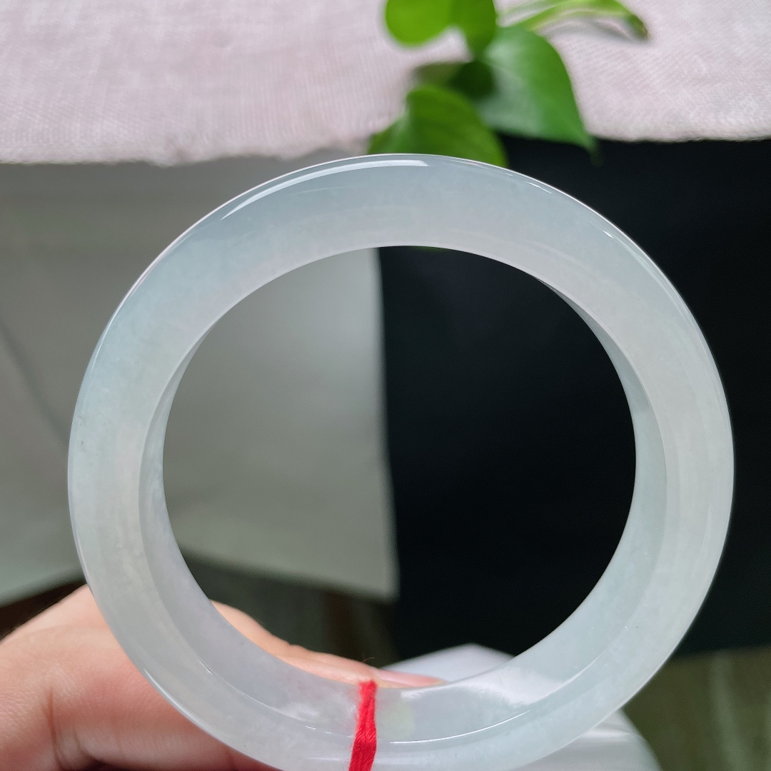 55.5/11.8/8.9，白冰正圈，无裂，莹润通透，玉质细腻洁净，经典光泽清冽如水，素雅尽显简约，