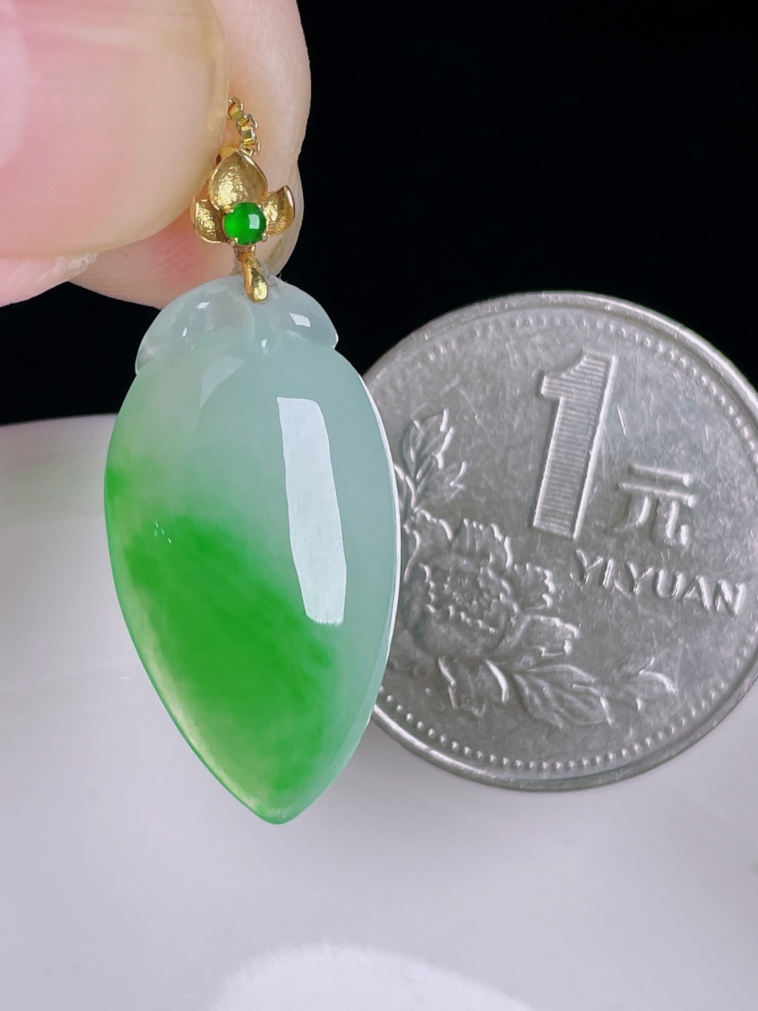 辣绿福瓜，18k镶嵌，老种起光，细底通透，尺寸：29.7裸石24.3/13/5.3mm0921