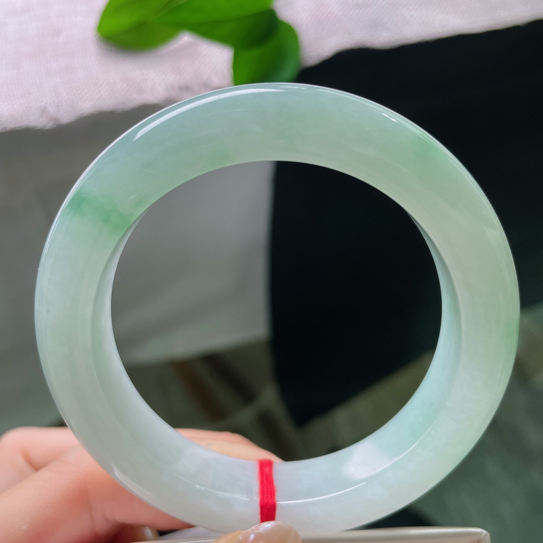 56.3/13.2/10.6，飘花正圈，晶体纹，水头清亮通透，一抹翠色悠然点缀镯身，玉质莹润，仿佛把