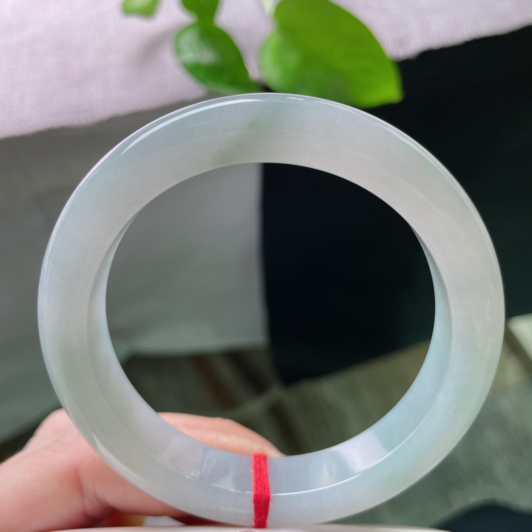 56/12.1/9，淡绿底正圈，清雅，种老，水头好，镯型厚装，端庄淑女，无裂，ss59721a