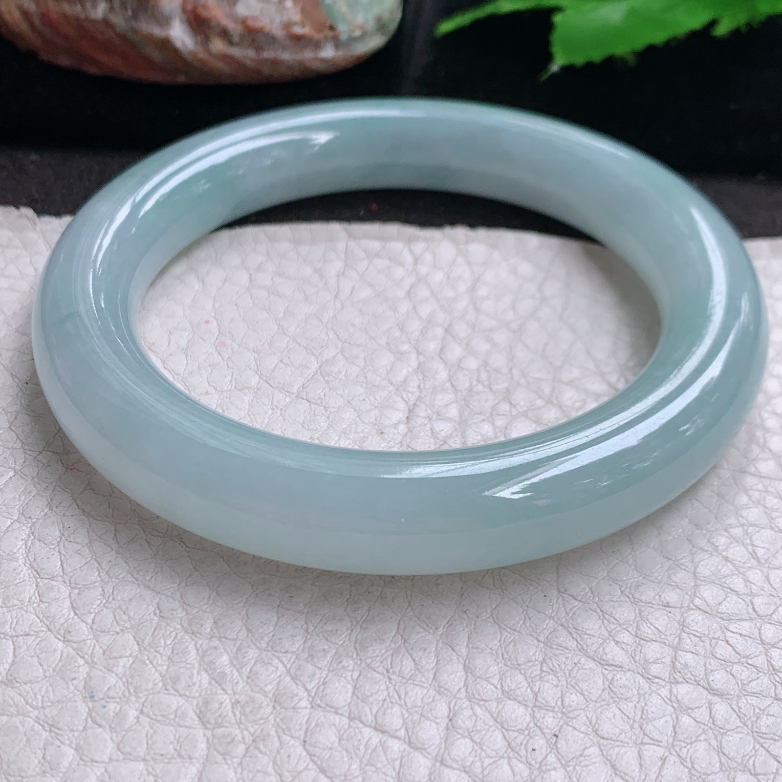 xo自然光58*11.3美人镯 缅甸翡翠a货高品质冰浅绿圆条玉手镯