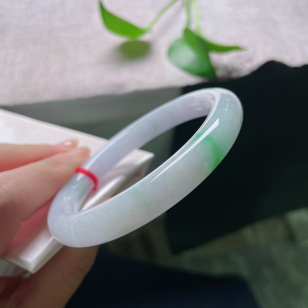 57.8/10，春彩圆条，一点皮纹，紫底清透柔和，一抹翠色点睛，种水通透，上手雅致显韵味。ss59445a