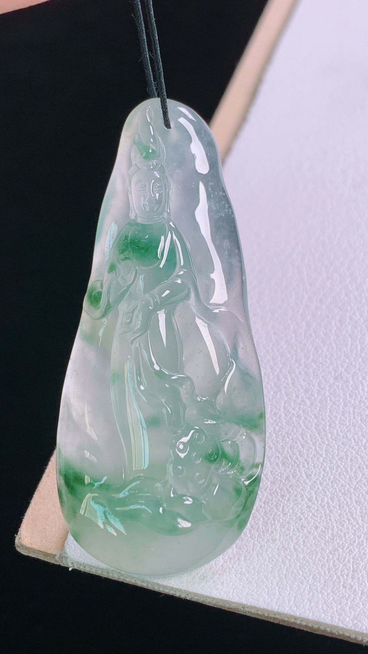 ️冰种飘花观音，花色灵动，清透起光，无裂，尺寸:49.5-21.9-7.0mm 18