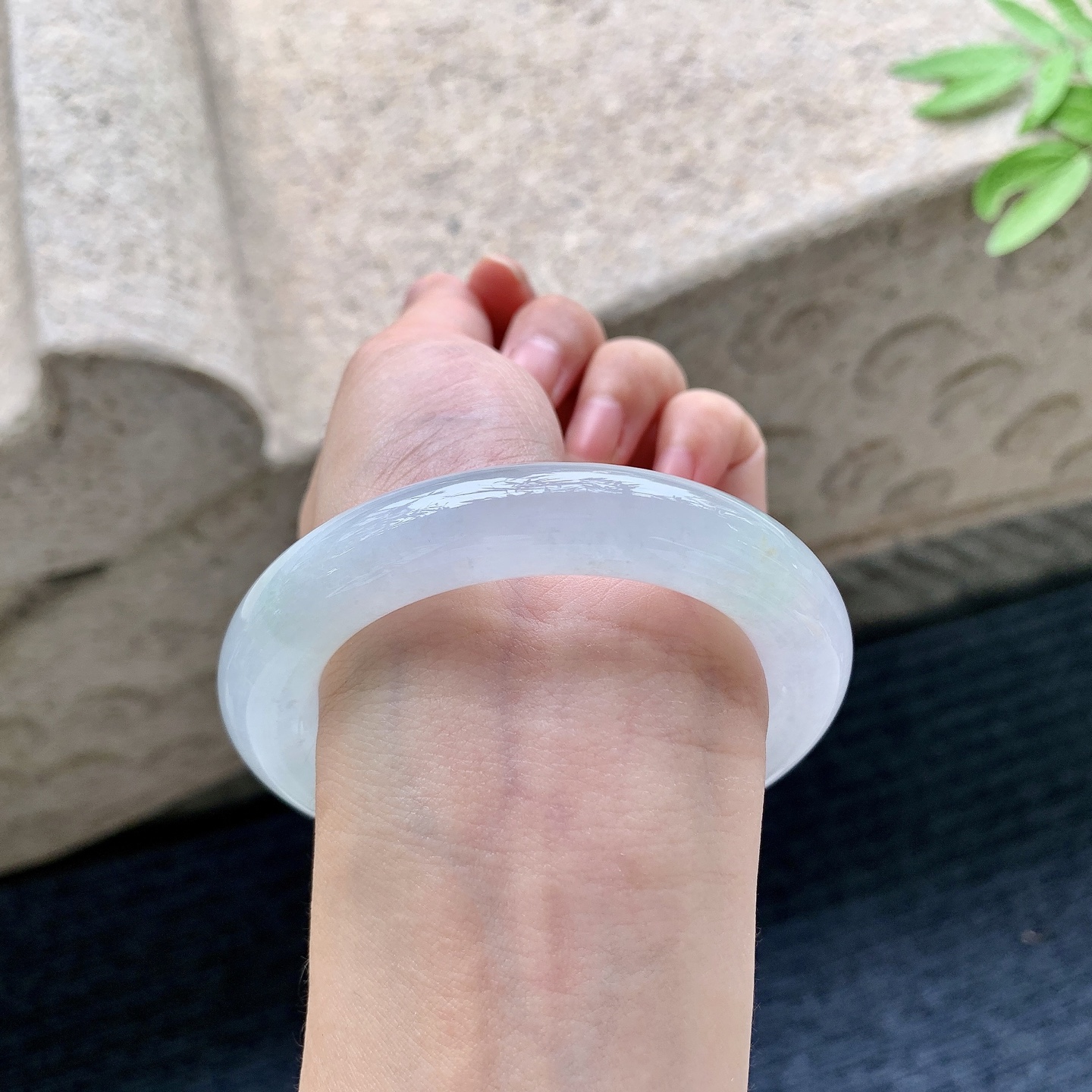 圆条53 54 圈口54.4/11.7/11.8 编码Q5092242 糯冰淡春带彩，水润，种老，细腻，无裂