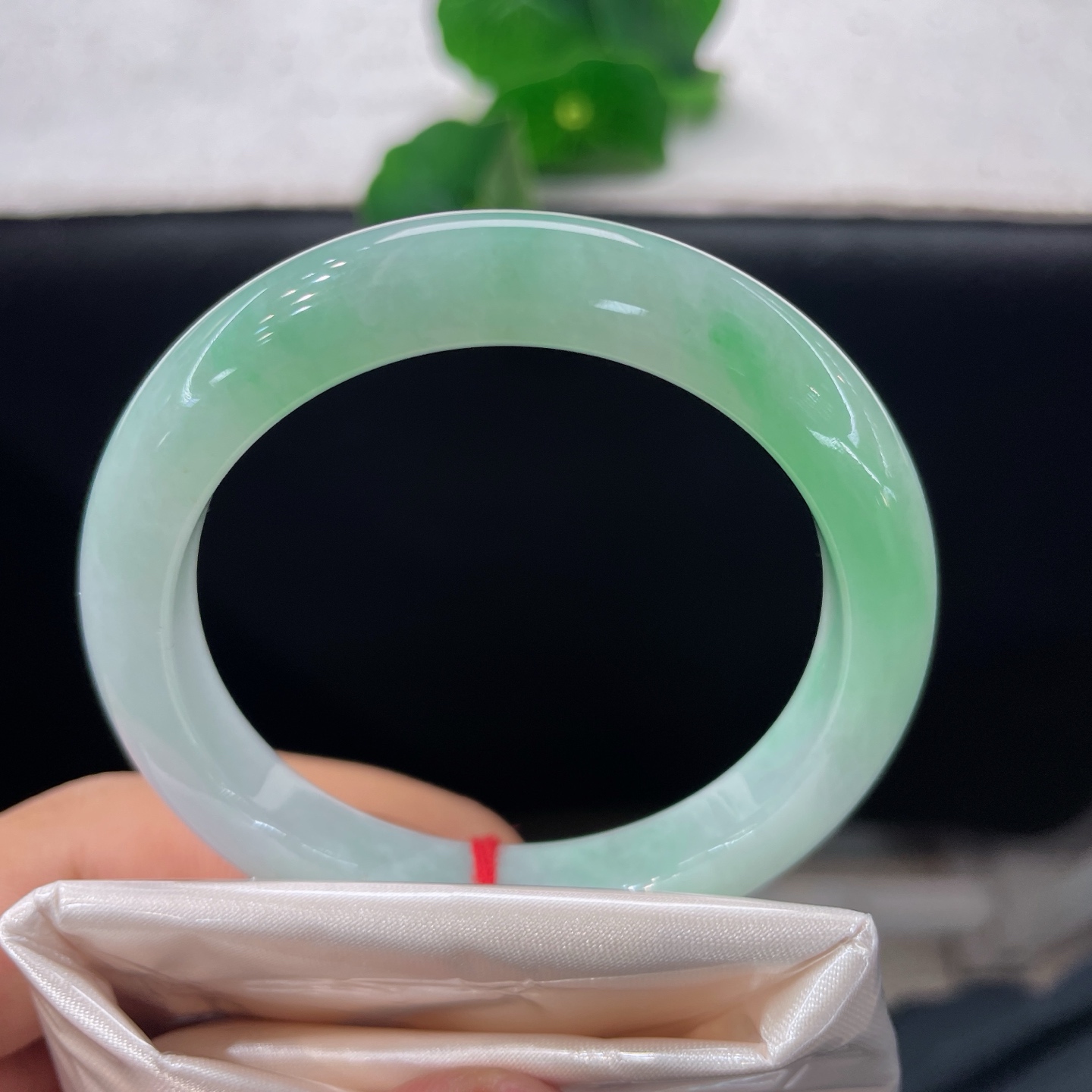 天然翡翠手镯 圈口50/9/7.3，白底青正圈，50/51可戴，一抹清新翠色，温润入骨，微纹裂上手无视