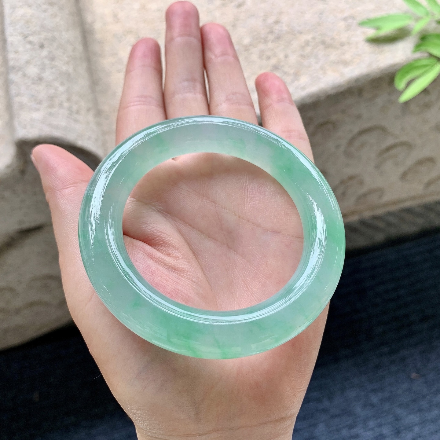 圆条53 54 圈口54/12/11.8 编码J1092209 冰飘阳绿，水润，种老，细腻，打灯有絮线