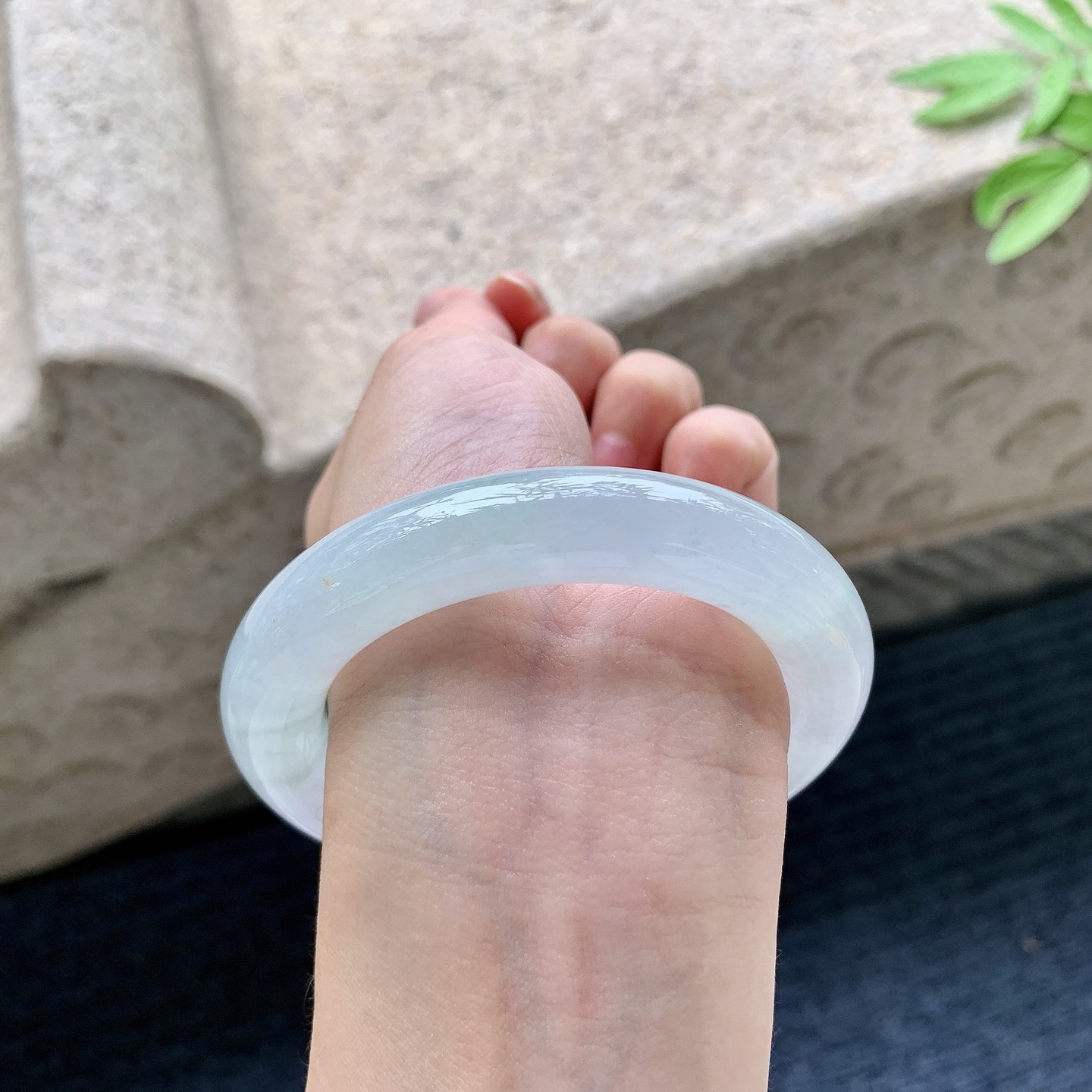 圆条53 54 圈口54.4/11.7/11.8 编码Q5092242 糯冰淡春带彩，水润，种老，细腻，无裂