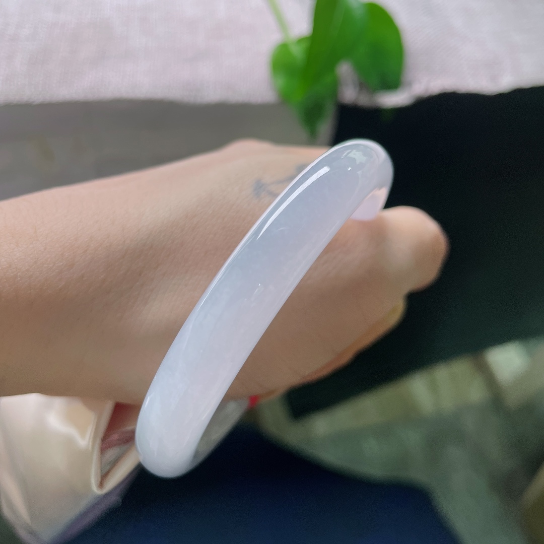 53.9/10.2，冰紫圆条，无裂，它的美贵在朦胧含蓄，没有强烈的色彩冲击，却有着润物无声的温柔，于烟火日常，悄悄装点佩戴者的气质。ss59711a