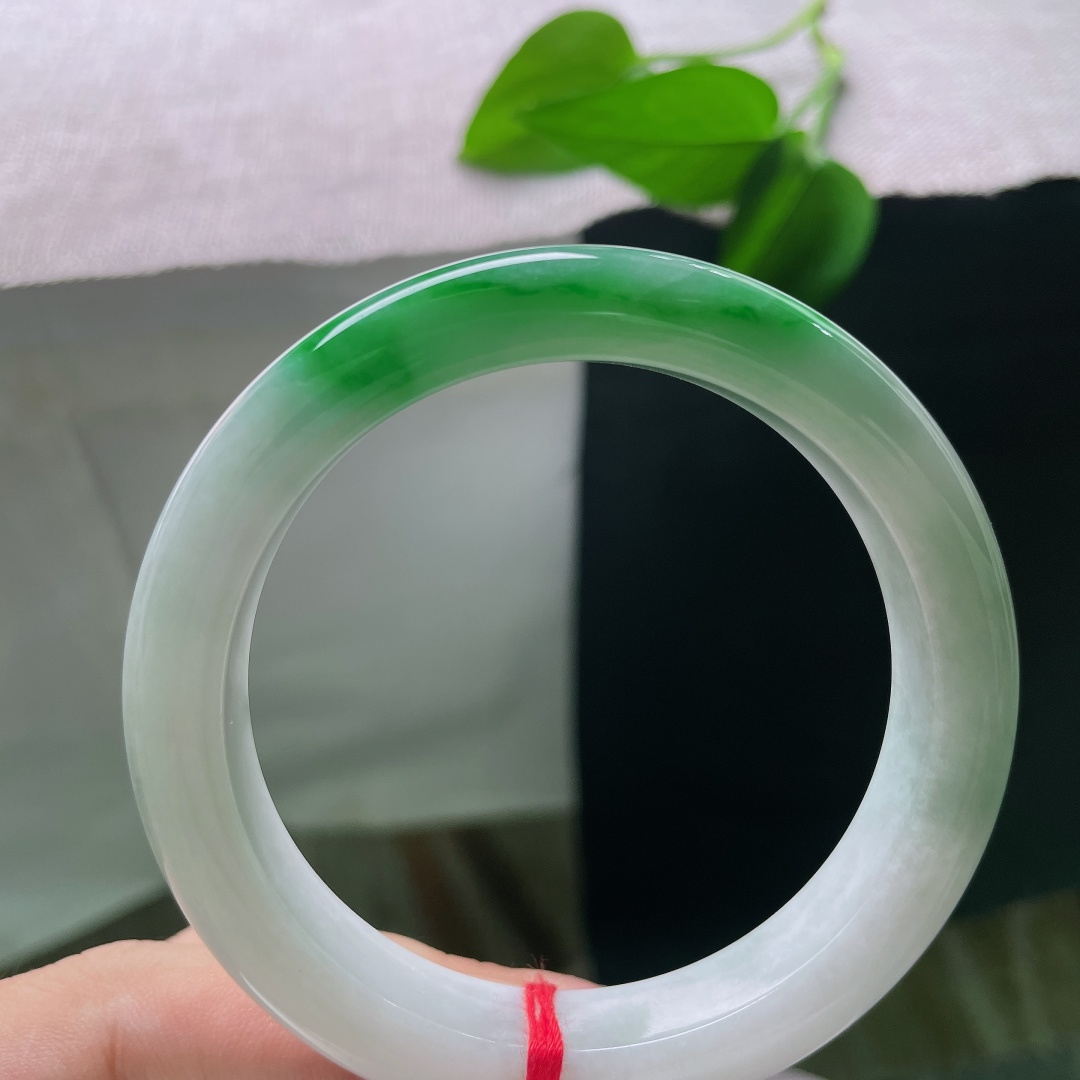 57.4/11.8/9.3，白底青正圈，皮纹，白底清透温润，一截翠色浓艳鲜活，白绿相映分明，尽显古典