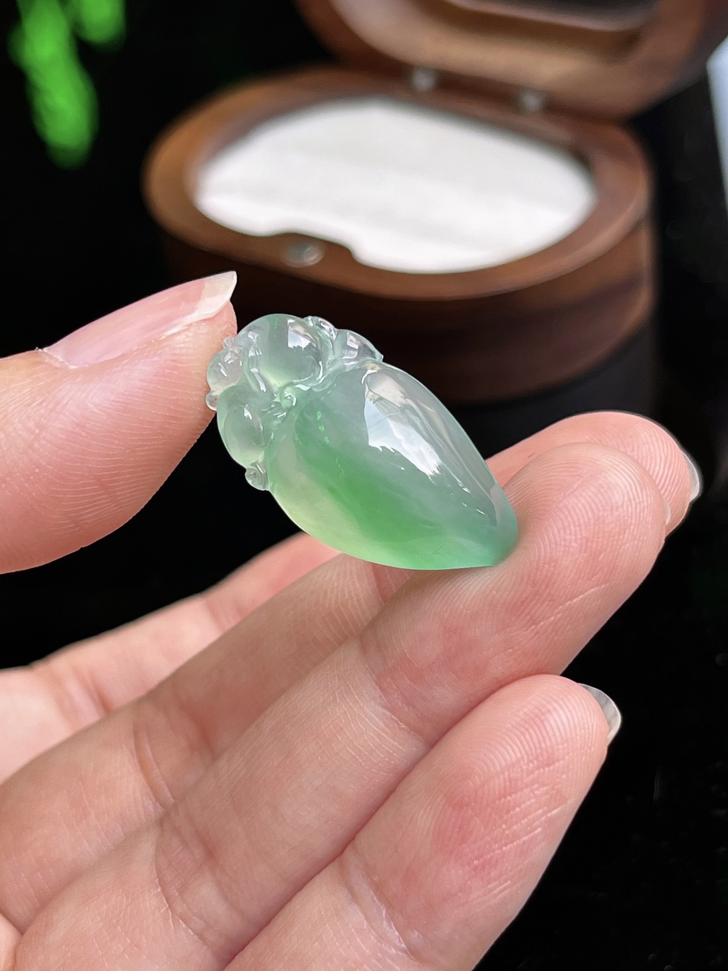 ️ 天然缅甸翡翠 冰种飘绿灵猴献桃吊坠 裸石尺寸26-13.7-7.7mm