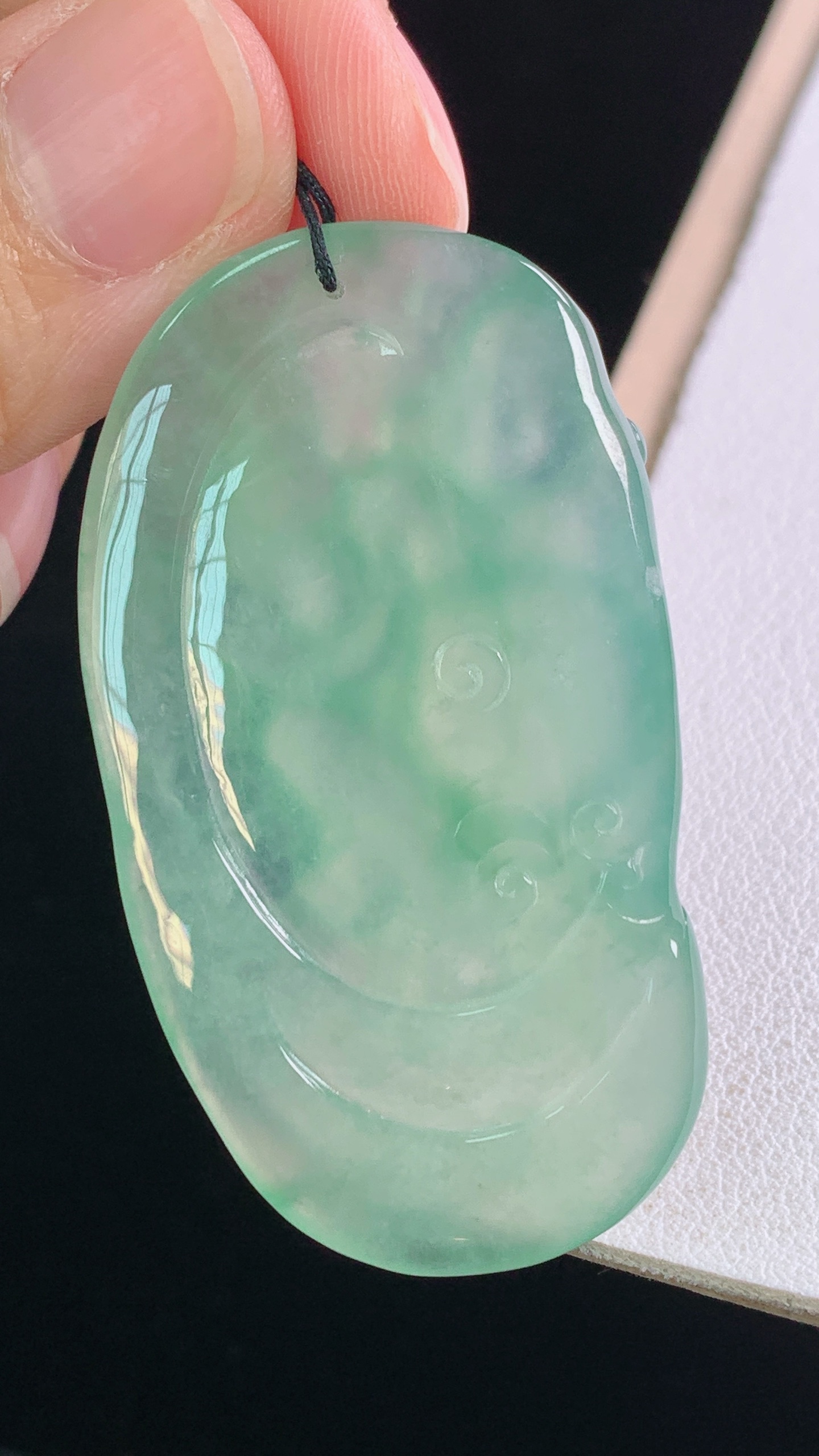 冰晴弥勒佛 种色兼备，胶感荧光，无裂 尺寸:49.8-27.5-6.6mm 18