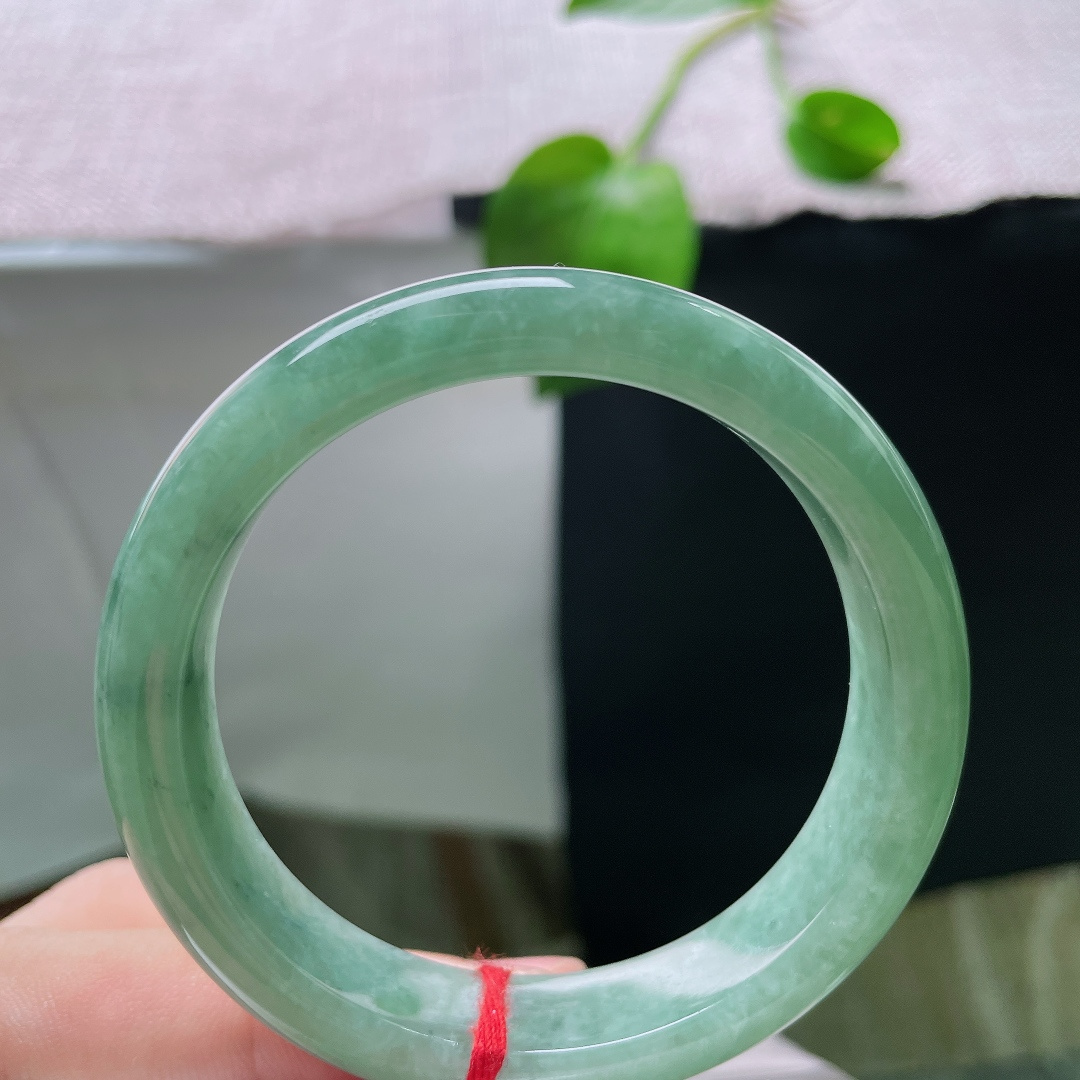 52.6/12/7.6，飘花正圈，晶体裂，细腻水润，把山水清幽都敛于腕间，沉静温柔，古韵悠然。ss5