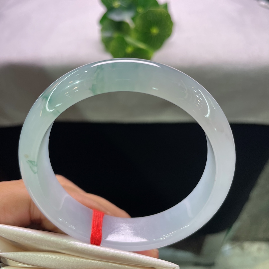 天然翡翠手镯 圈口58.5/14.8/7.8，冰飘花正圈，种老，水足，起胶，冰透，飘花灵动，无裂