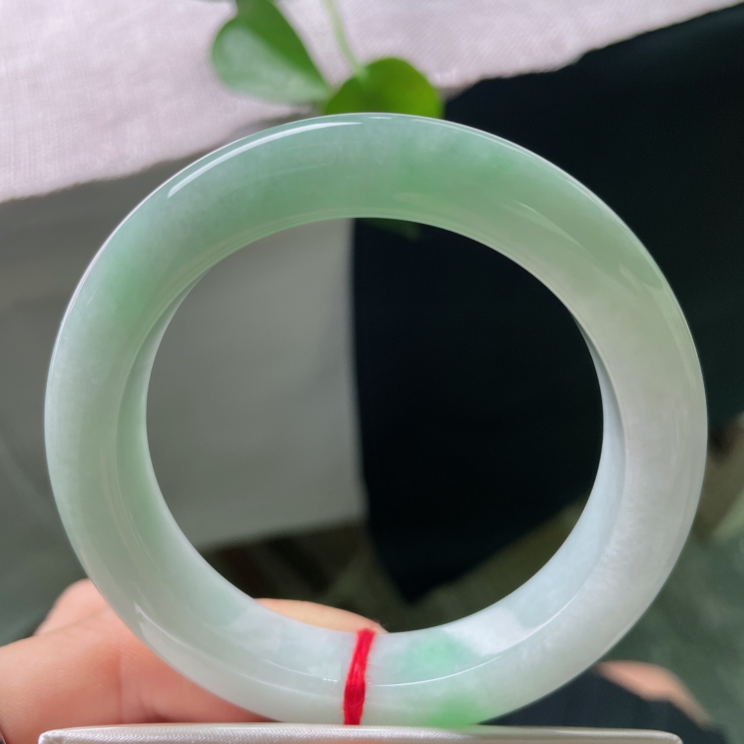 57/11.6/9.8，飘绿正圈，无裂，清浅翠色环绕镯身，水光温润内敛，简约素净，褪去浮华，尽显温婉