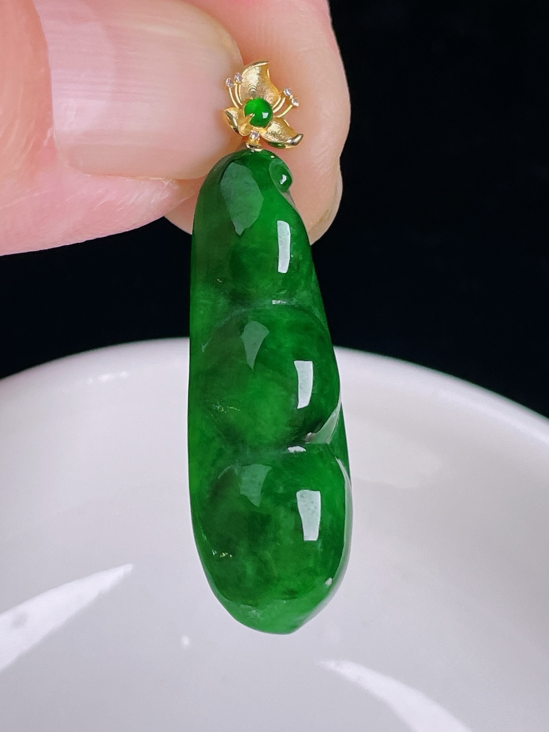 辣绿豆子福豆，18k镶嵌，老种起光，细底通透，尺寸：38.6裸石32/13/7.4mm0921