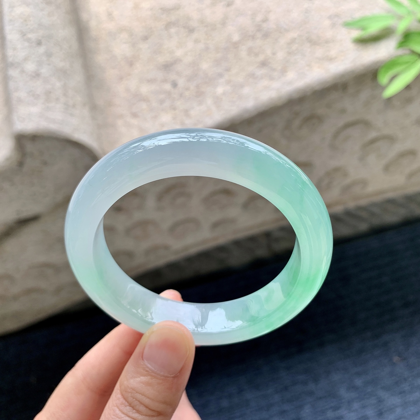 正圈53 54 圈口54.6/12.8/9.1 编码G7092202 冰糯飘阳绿，水润，种老，细腻，打灯有絮线