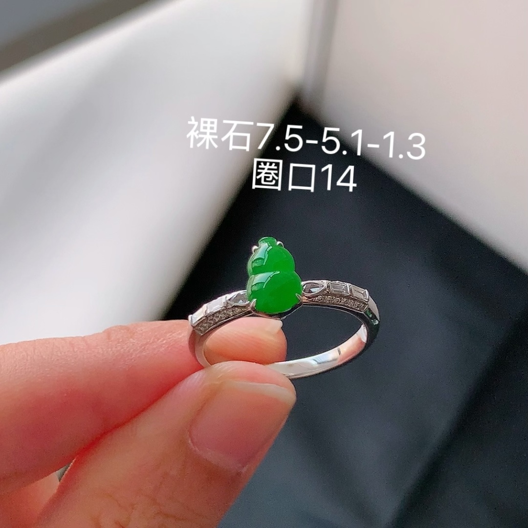 ️ 冰阳绿葫芦女戒 水润起光感 无裂饱满 上手优雅时尚 货号63920，7.5-5.1-1.3
