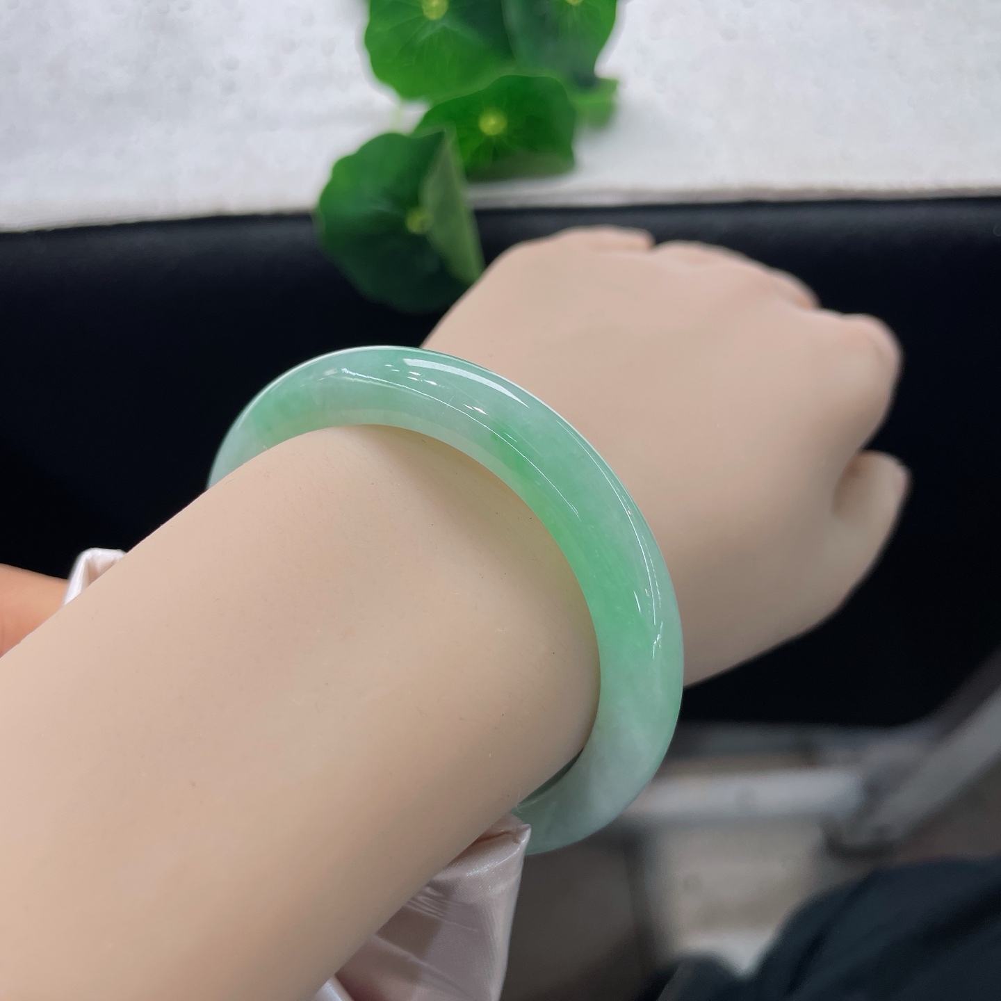 天然翡翠手镯 圈口50/9/7.3，白底青正圈，50/51可戴，一抹清新翠色，温润入骨，微纹裂上手无视