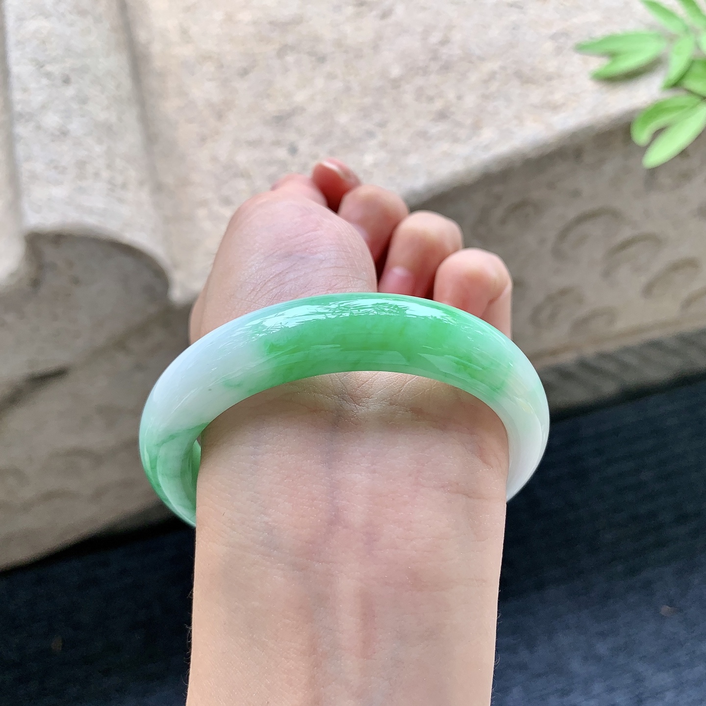 正圈55 56 圈口56.5/12/8.6 编码Q5092241 阳绿，水润，种老，细腻，有细微纹线