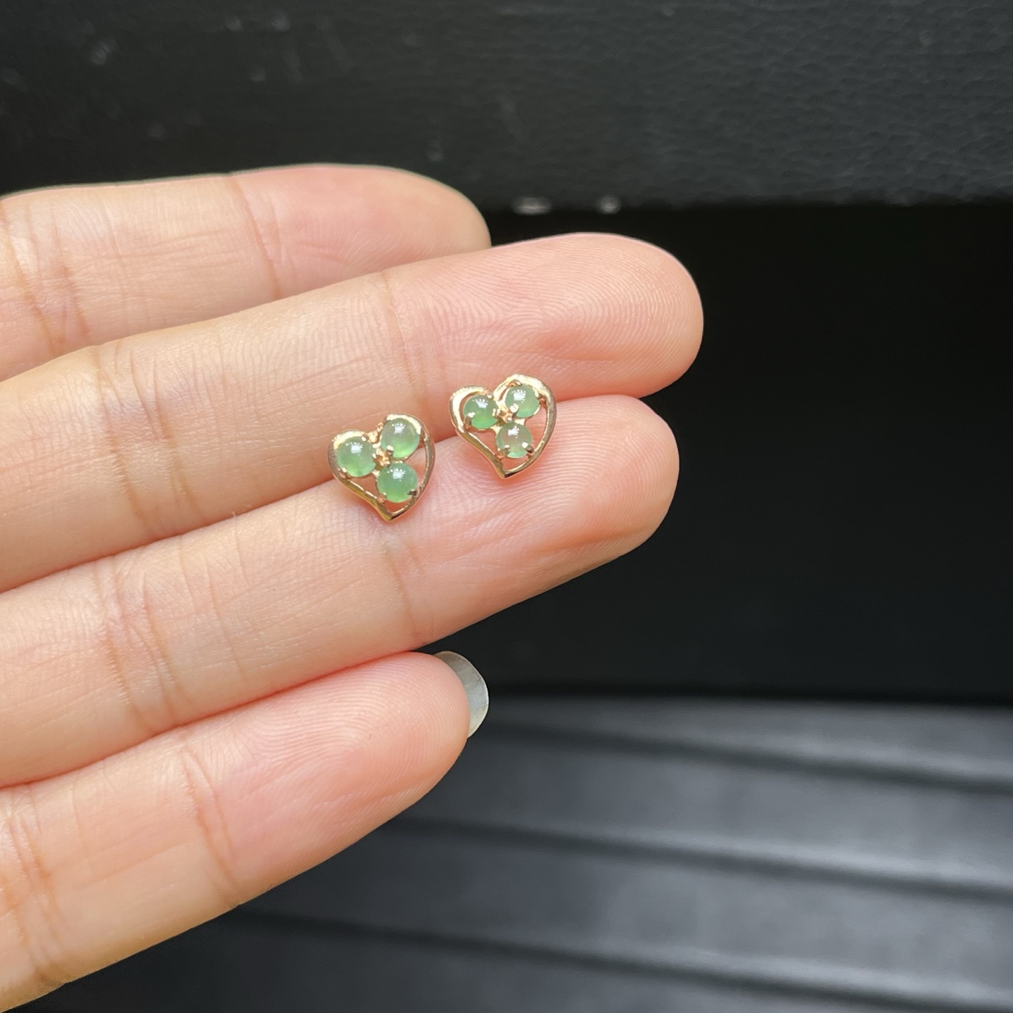 925银镶冰种满绿小爱心耳钉，种水好，蛋面尺寸2.8，一对，亏本出