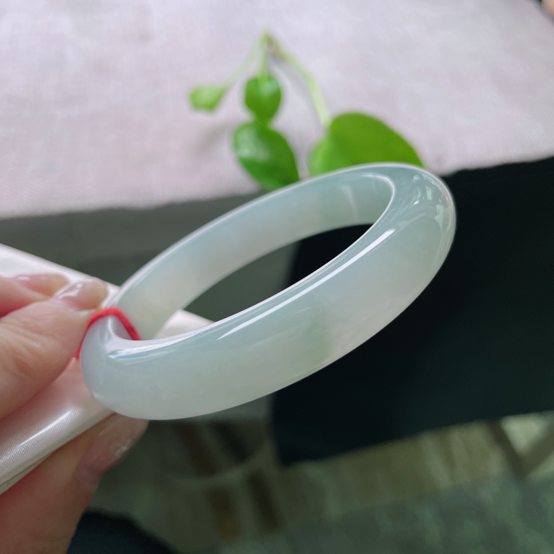 56/12.1/9，淡绿底正圈，清雅，种老，水头好，镯型厚装，端庄淑女，无裂，ss59721a